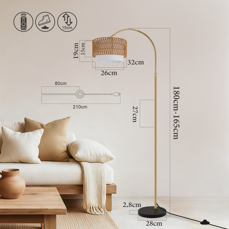 Bogenstehlampe mit rötlichbraunem Rattan-Schirm, goldenem Ständer und Maßangaben in einem Wohnzimmer.