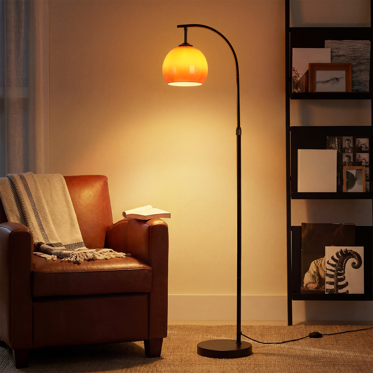 Eine gebogene Stehlampe mit orangefarbenem Schirm leuchtet neben einem braunen Sessel und einem Regal.
