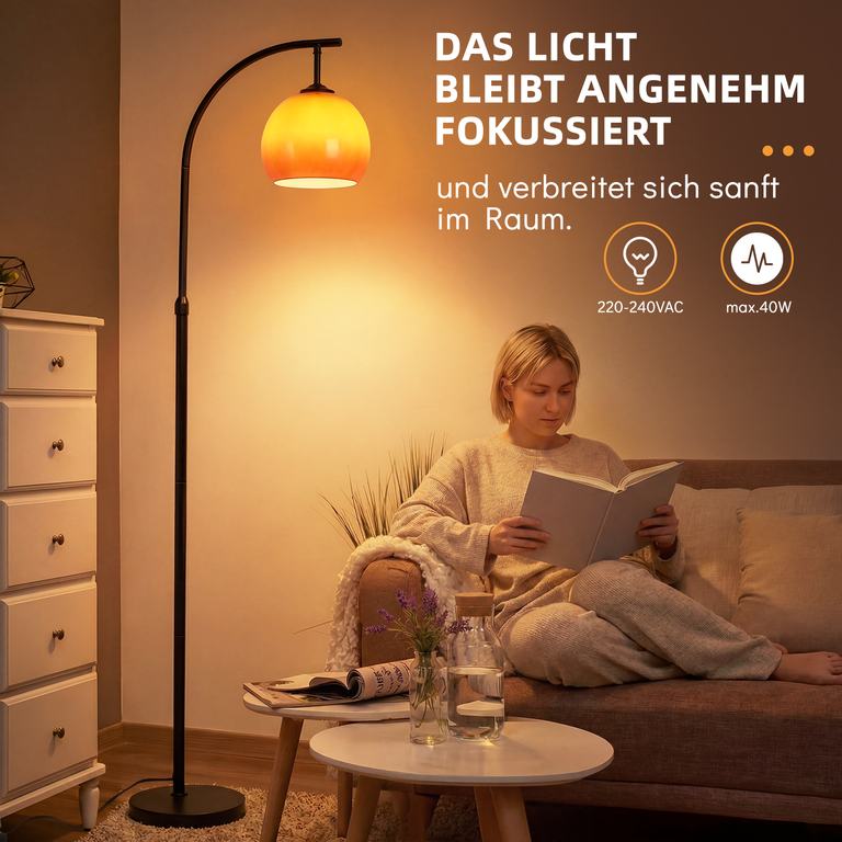 Eine Frau liest auf einem Sofa ein Buch neben einer modernen schwarzen Bogenlampe mit warmem Licht.