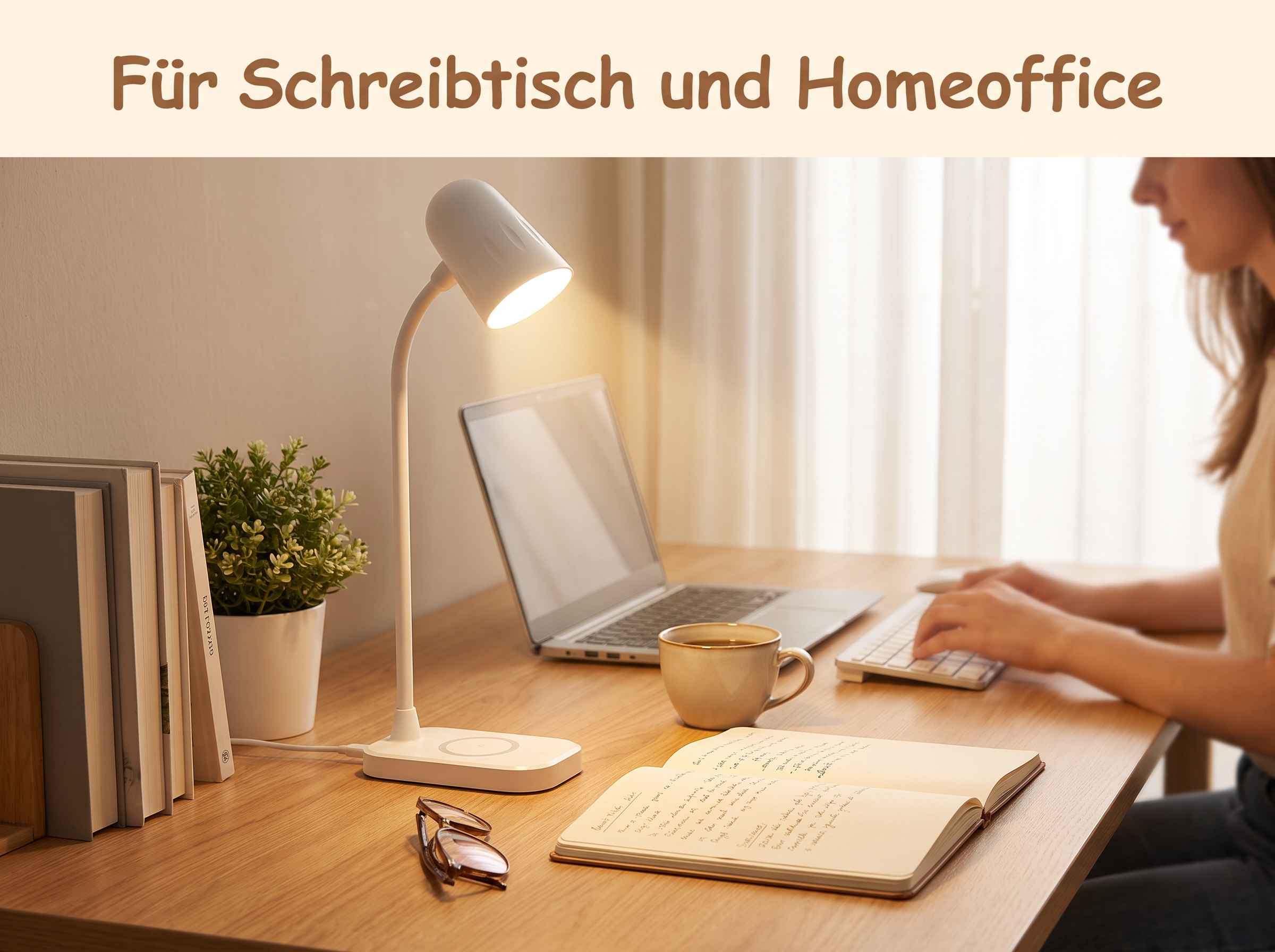 Beleuchtete weiße Schreibtischlampe auf einem Holztisch mit Laptop, Notizbuch und Pflanze.