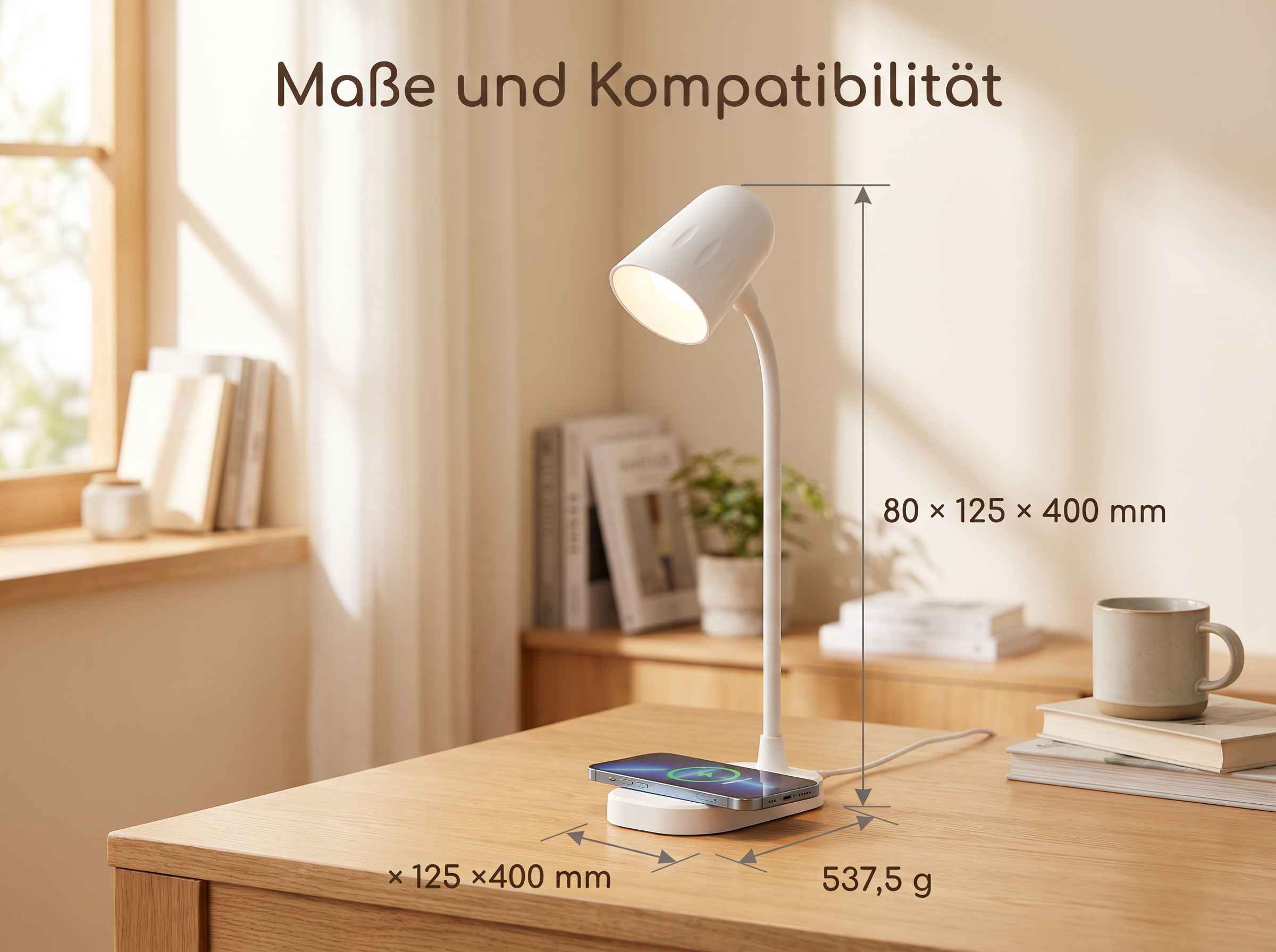 Weiße Schreibtischlampe mit kabelloser Ladebasis auf Holzschreibtisch mit Maßangaben.