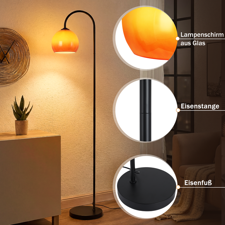 Moderne Bogenstehlampe mit gelb-orangem Glasschirm, schwarzem Metallstab und schwerem Sockel in einem gemütlichen Raum.