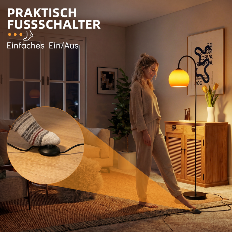 Eine Frau schaltet eine Stehlampe mit einem Fußschalter an. Ein Zoom-In-Detail zeigt die Socke auf dem Schalter.