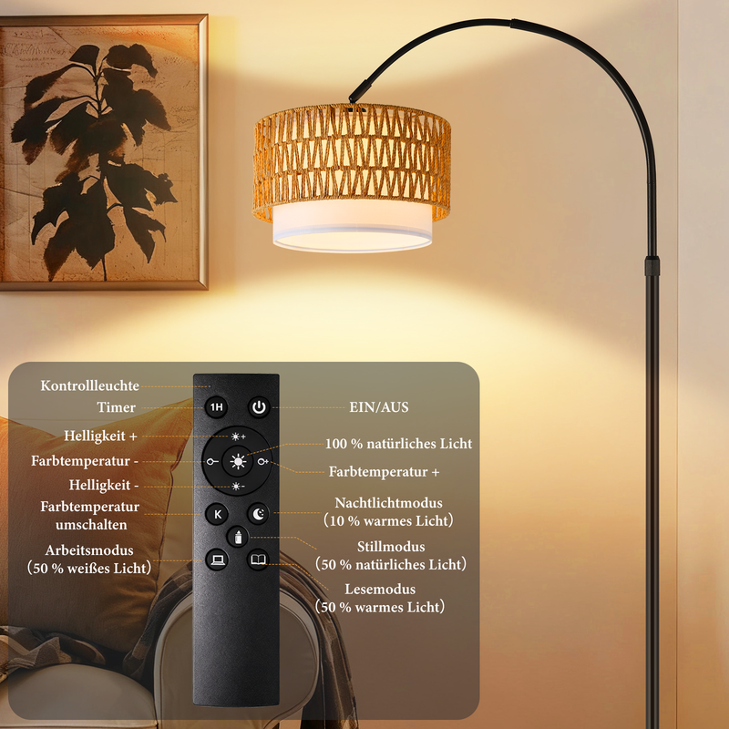 Bogenlampe mit Rattanschirm und Fernbedienung vor einer Wand mit Bild und Kissen.