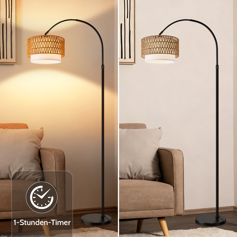 Geteilter Vergleich zeigt eine schwarze Bogenlampe mit Rattanschirm neben einem Sofa, links eingeschaltet mit Timer.