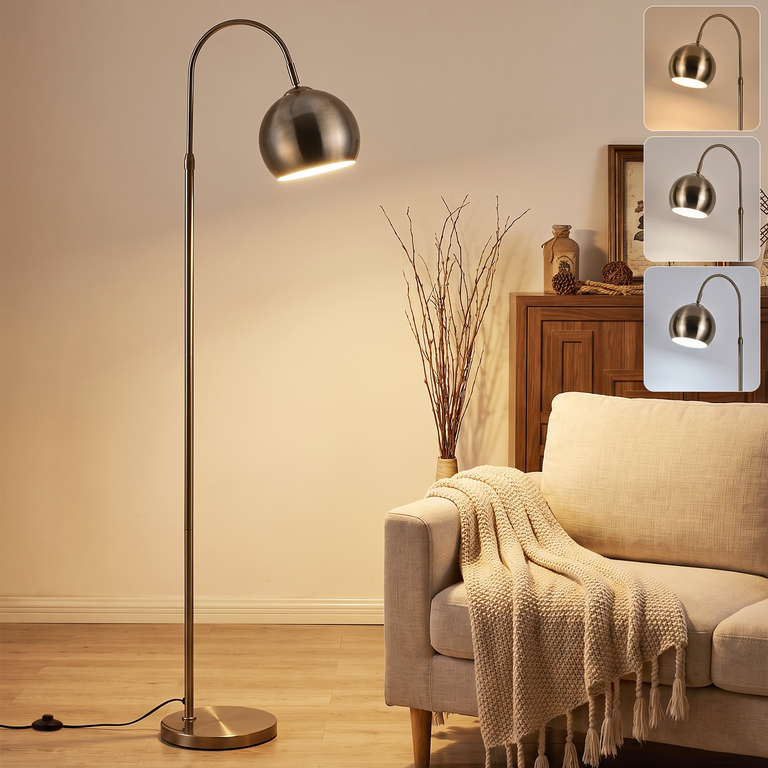 Eine Bogenstehlampe neben einer Couch mit heller Decke und Holzschrank im Hintergrund.
