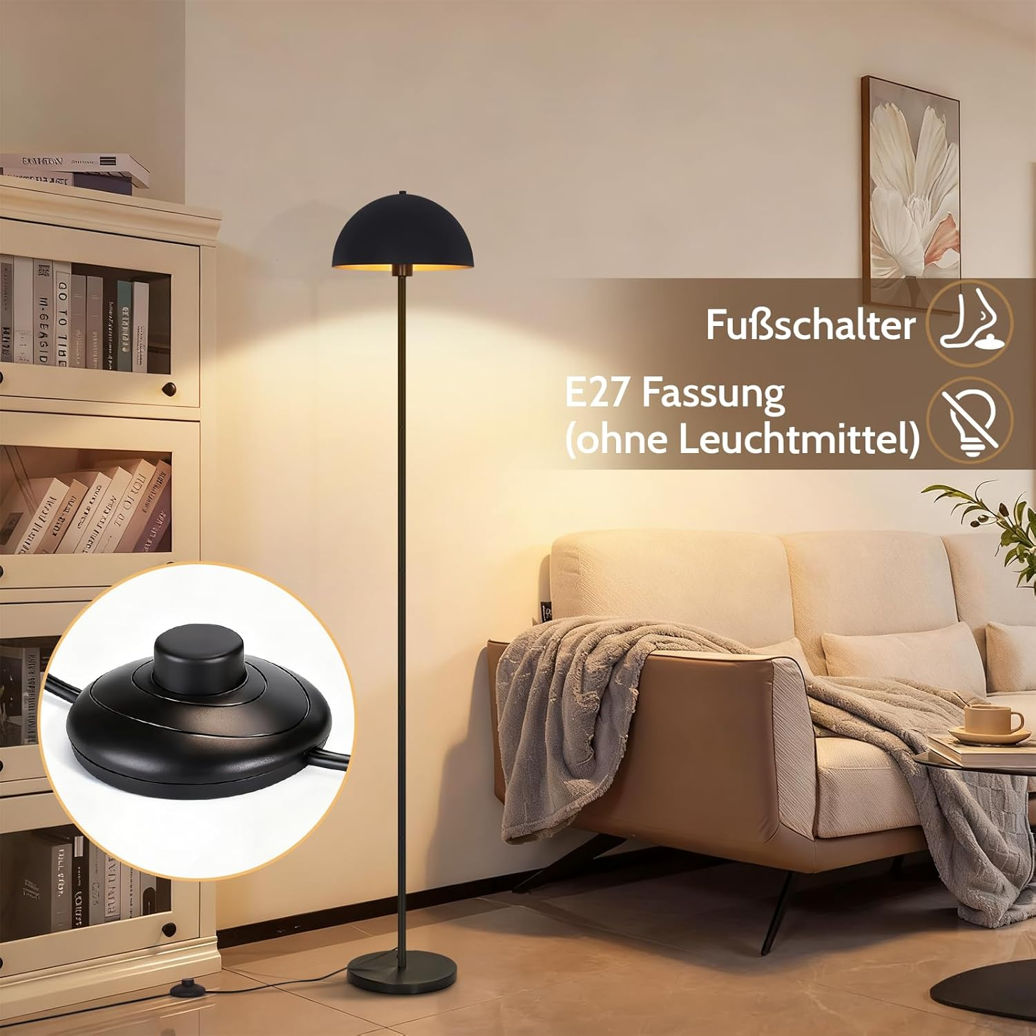 Schwarze Stehlampe im Wohnzimmer mit Fußschalter und E27-Fassung.