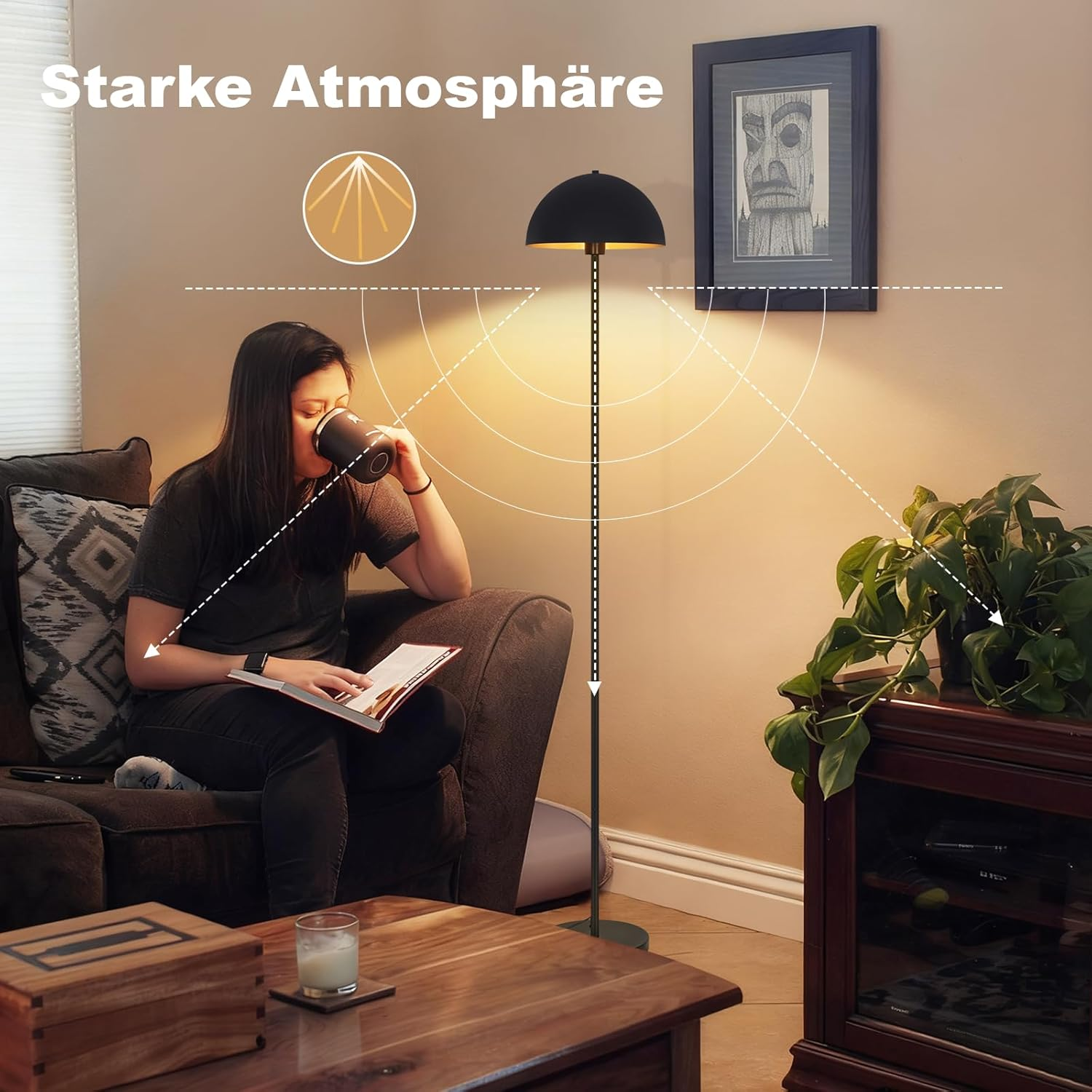 Frau sitzt auf dem Sofa, trinkt aus einer Tasse und liest, während eine Stehlampe warmes Licht abgibt.