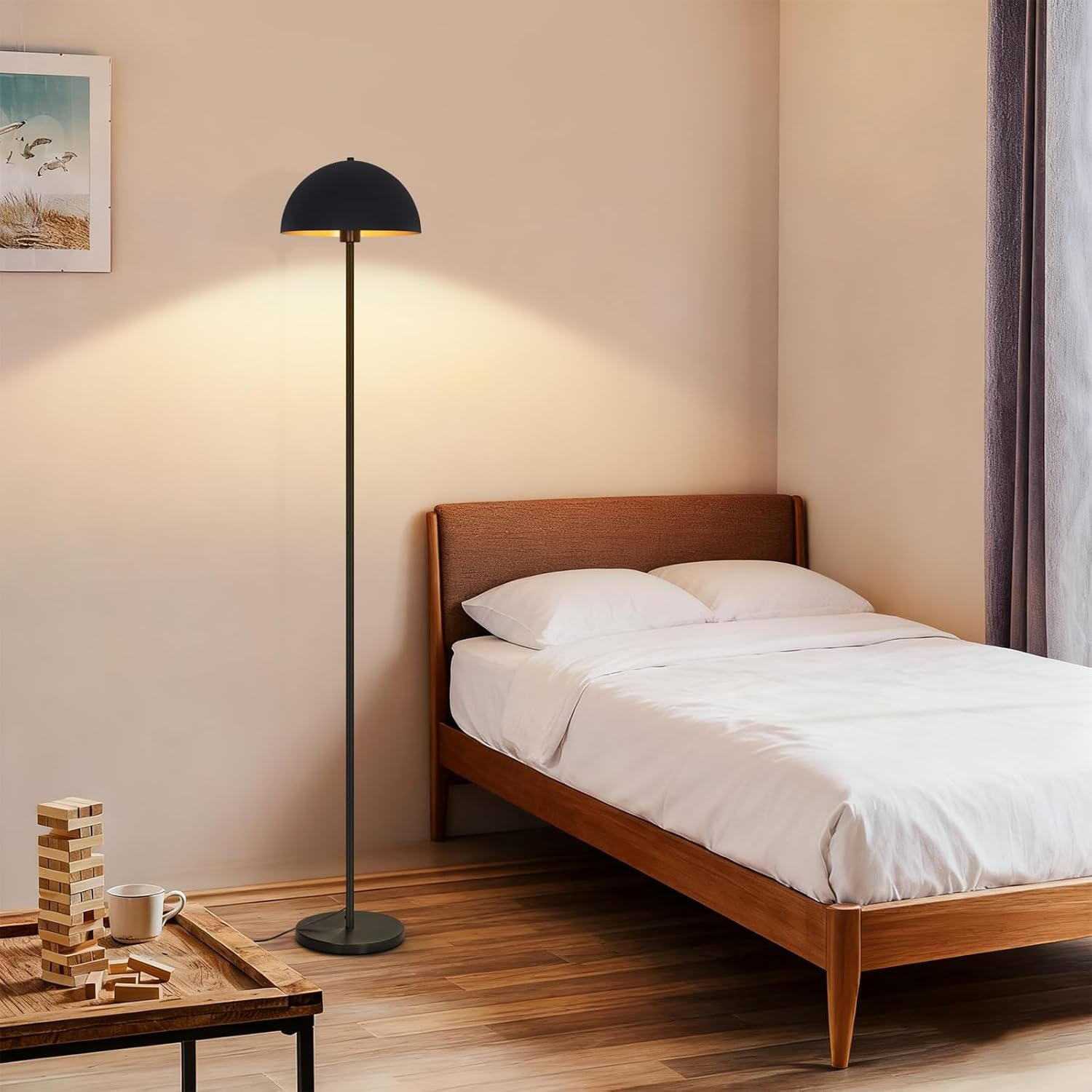 Eine schwarze Bogenlampe leuchtet über einem Holzbett mit weißer Bettwäsche in einem gemütlichen Schlafzimmer.