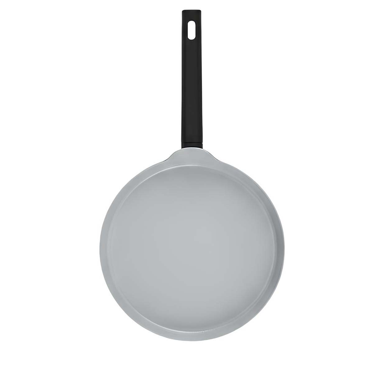 Una sartén gris con mango largo negro sobre fondo blanco.