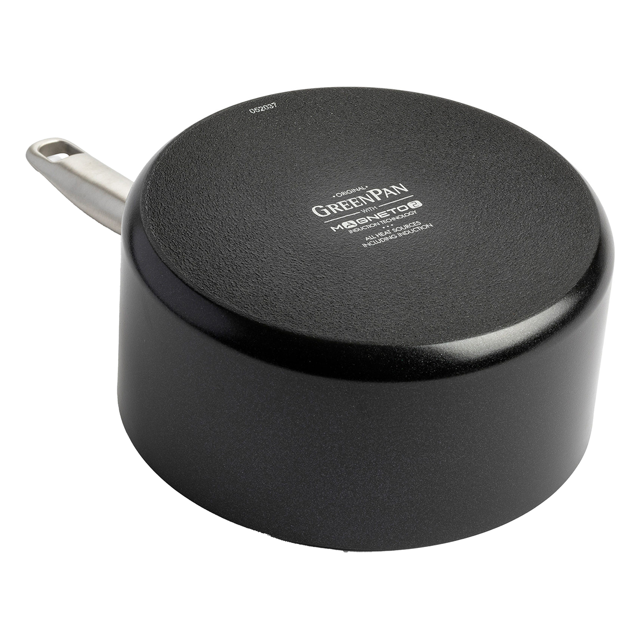 Eine schwarze GreenPan-Pfanne mit Metallgriff steht kopfüber auf weißem Hintergrund.