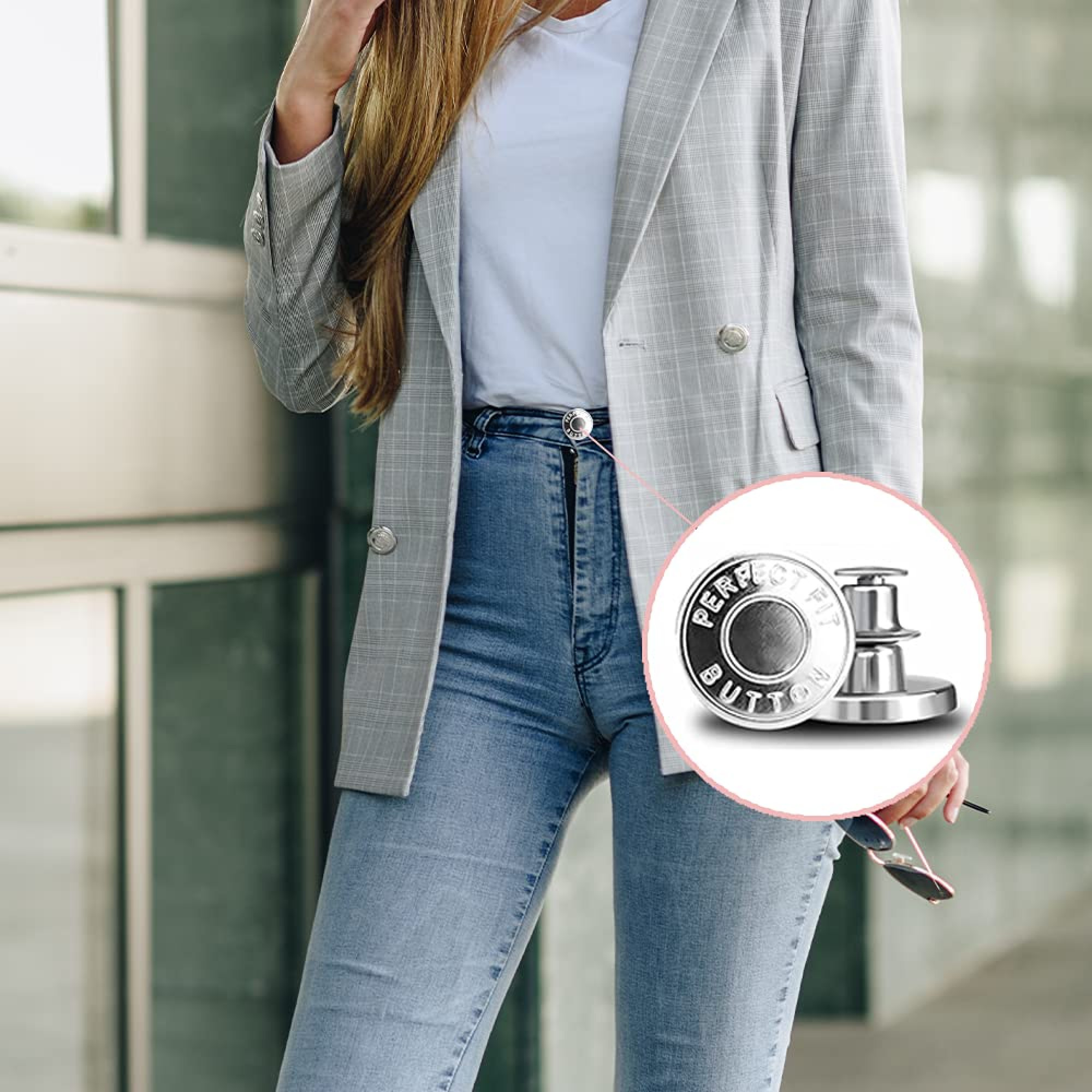 Eine Frau trägt einen grauen Blazer, weiße Bluse und Jeans. Ein runder Inset zeigt zwei Metallschnallenknöpfe nah.