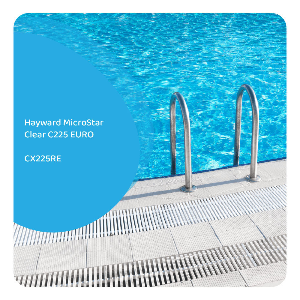 Ein Swimmingpool mit klarem blauem Wasser, Metallhandläufen und einem weißen Gitter am Beckenrand.