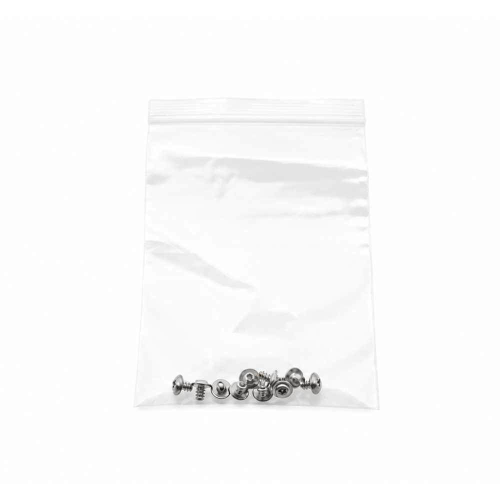 Ein kleiner, klarer Plastik-Zipbeutel enthält unten einen kleinen Haufen Metallschrauben vor weißem Hintergrund.