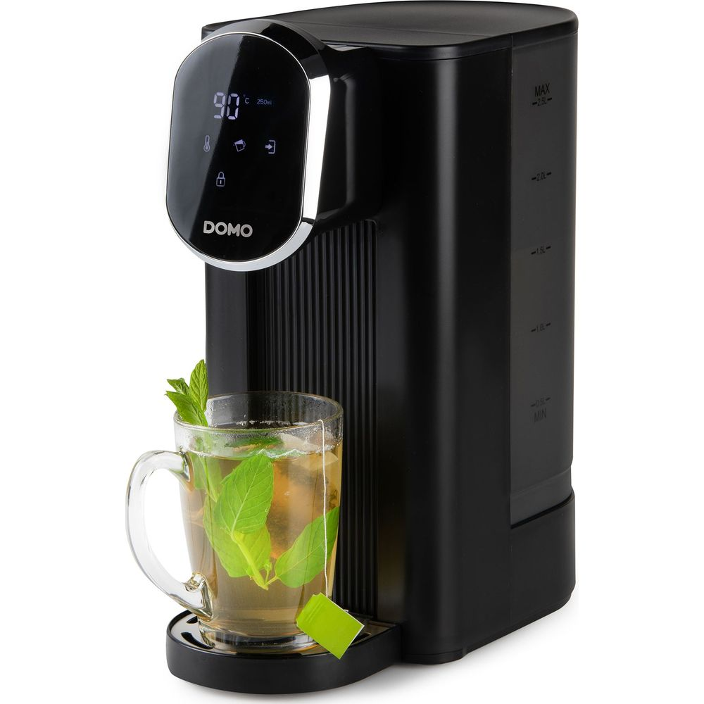 Schwarzer Domo-Heißwasserbereiter mit digitalem Display und einer Tasse Minztee auf der Abtropffläche.
