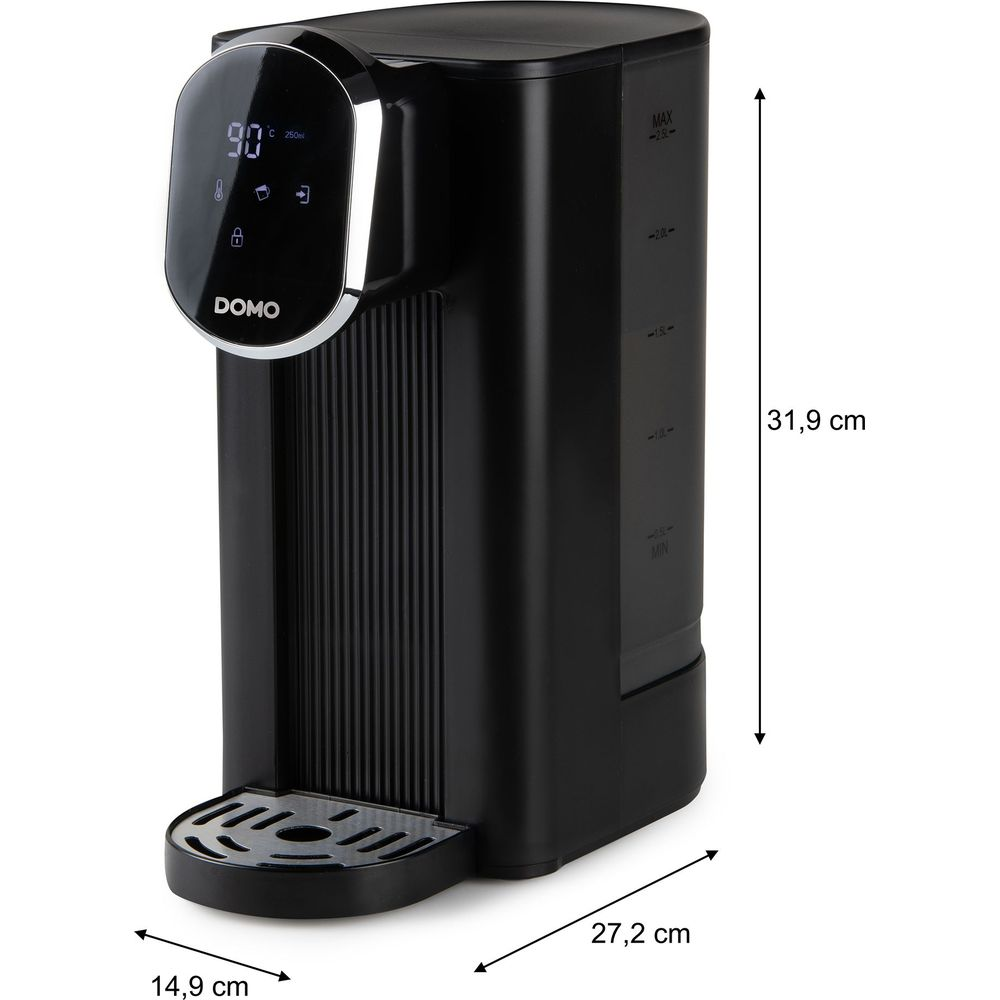 Schwarzer Domo Heißwasserdispenser mit Digitaldisplay und Maßangaben in Zentimetern auf weißem Hintergrund.