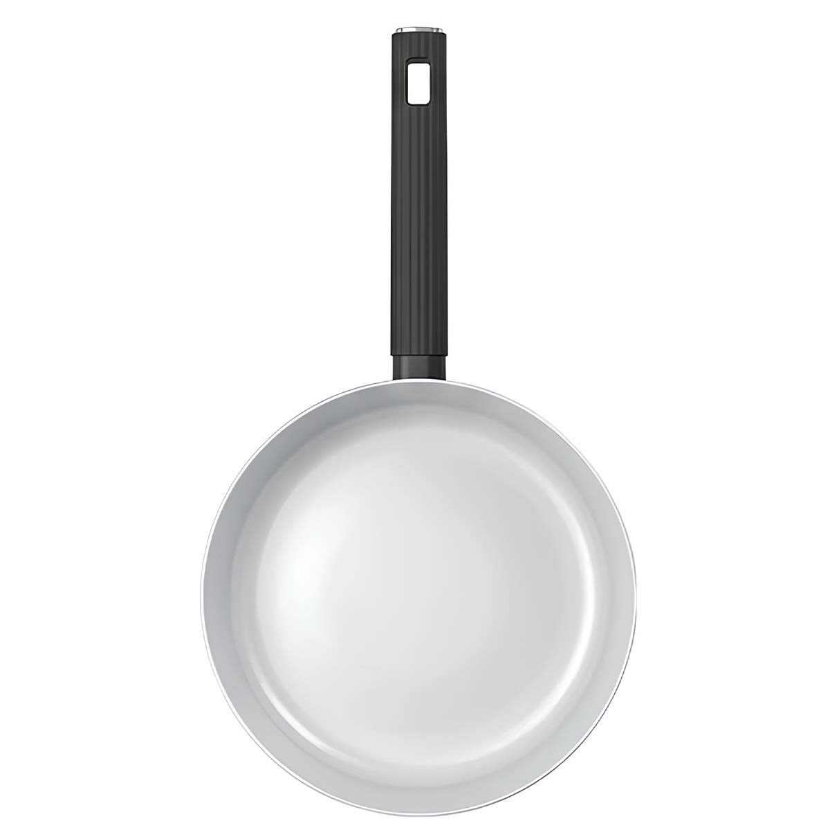 Una sartén blanca con un mango negro largo y ranurado, fotografiada directamente desde arriba.