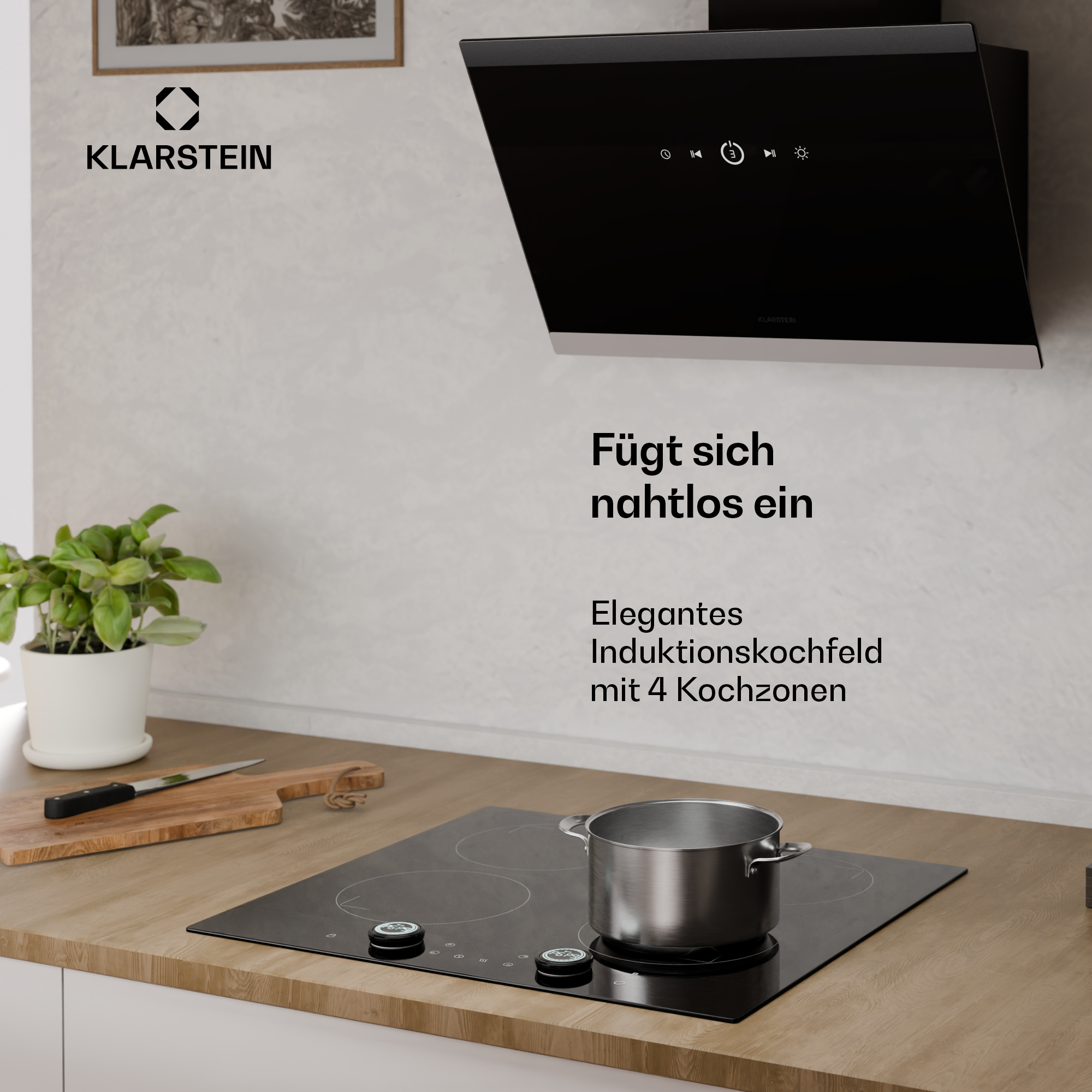 Ein modernes schwarzes Induktionskochfeld mit Topf auf Holzarbeitsplatte unter Dunstabzugshaube.