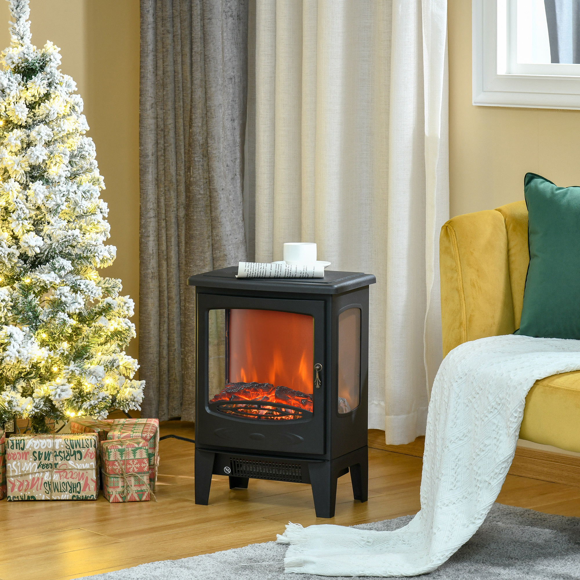 Un árbol de Navidad nevado, calefactor de chimenea y sofá amarillo en una sala acogedora.