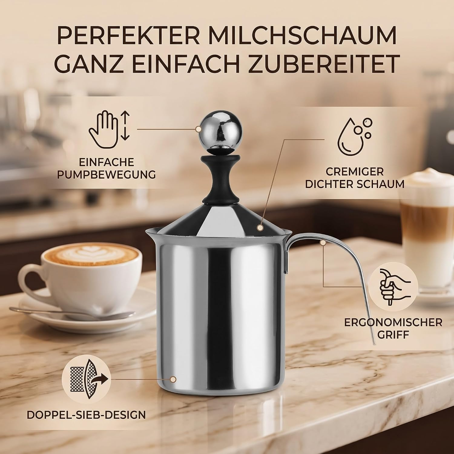 Manueller Milchaufschäumer aus Edelstahl mit Funktionshinweisen, Kaffeetassen und Text auf einer Küchentheke.