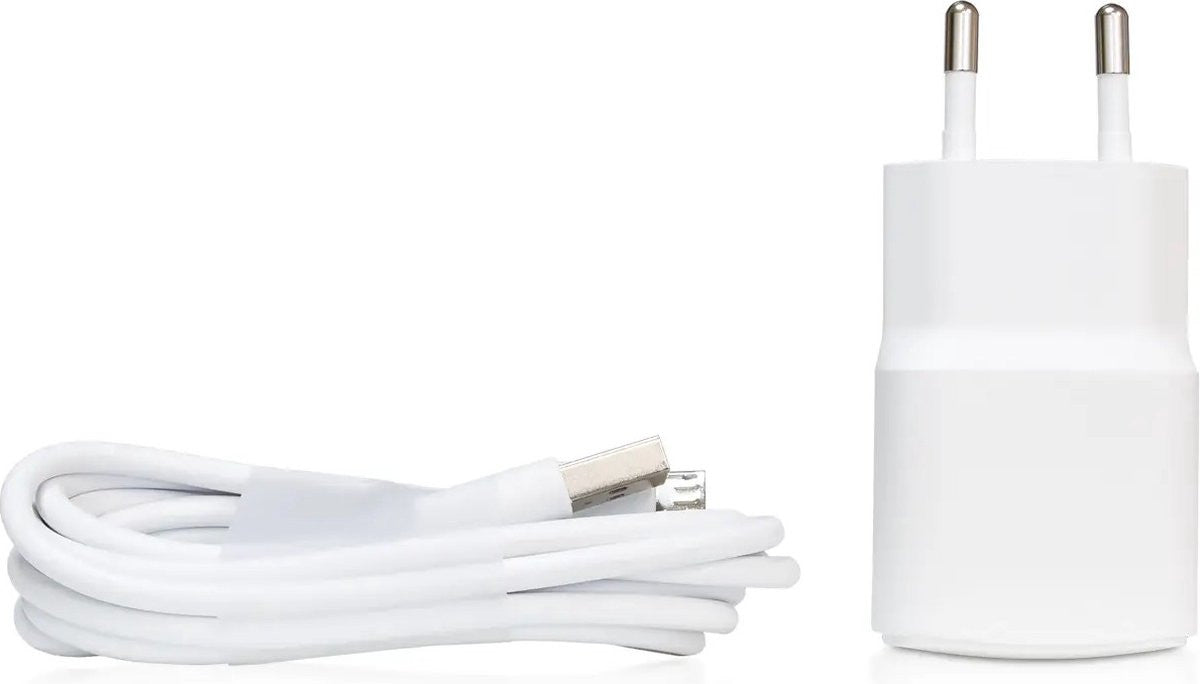 Ein weißes USB-Wandladegerät mit EU-Stecker und ein zusammengerolltes weißes USB-Kabel vor weißem Hintergrund.
