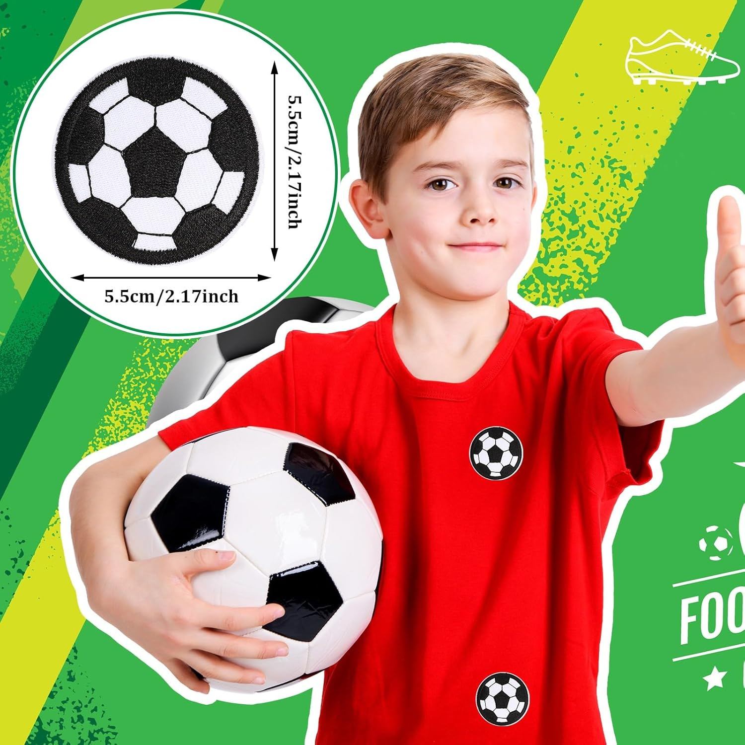 Ein Junge im roten Trikot hält einen Fußball und zeigt Daumen hoch, daneben ist ein Fußball-Aufnäher zu sehen.