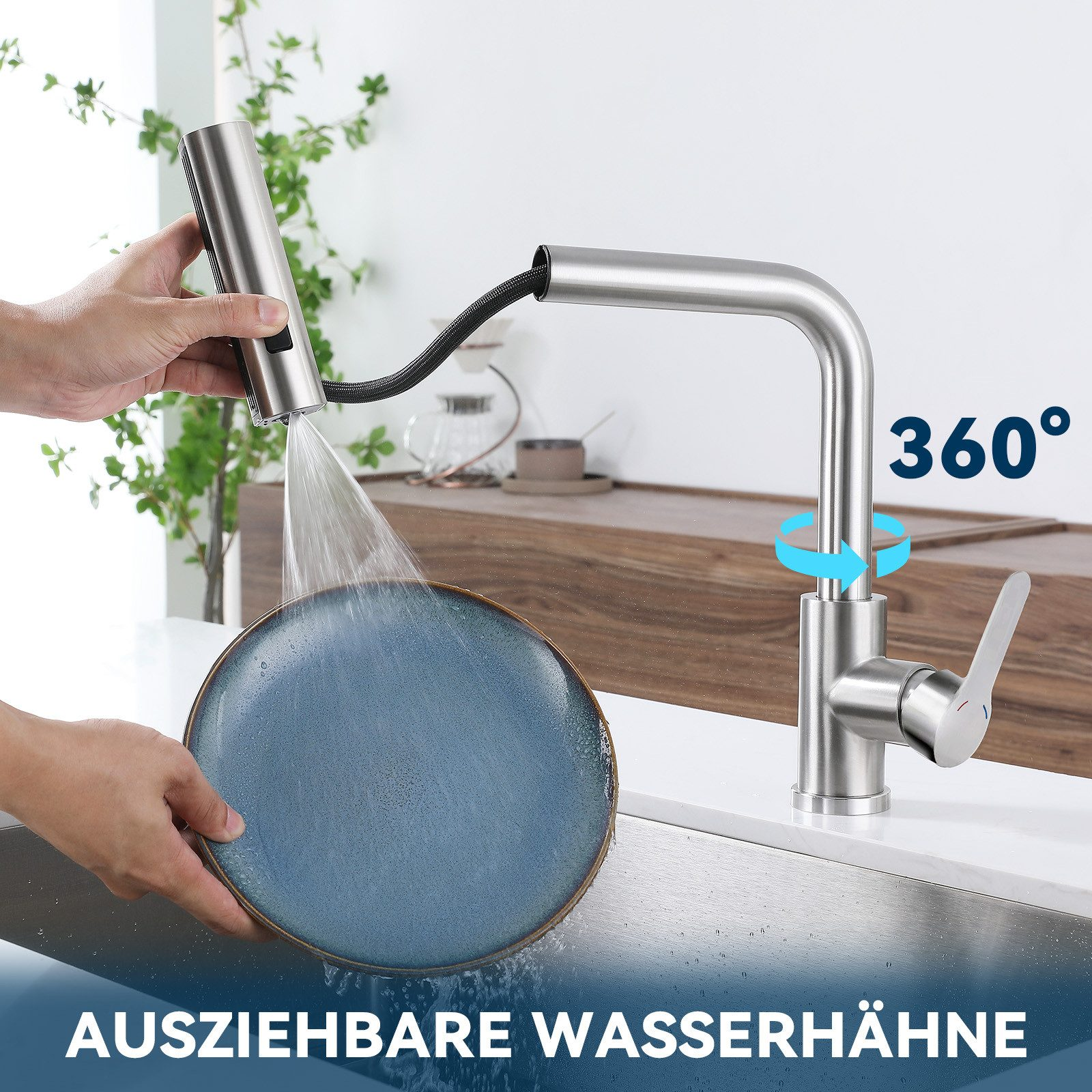 Edelstahl-Küchenarmatur mit herausziehbarer Brause, die einen blauen Teller besprüht, mit 360-Grad-Symbol.