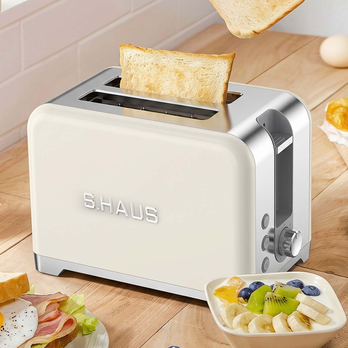 Ein weißer Retro-Toaster mit Toastscheiben, ein Teller mit Obst und Joghurt sowie ein Sandwich stehen auf einem Holztisch.