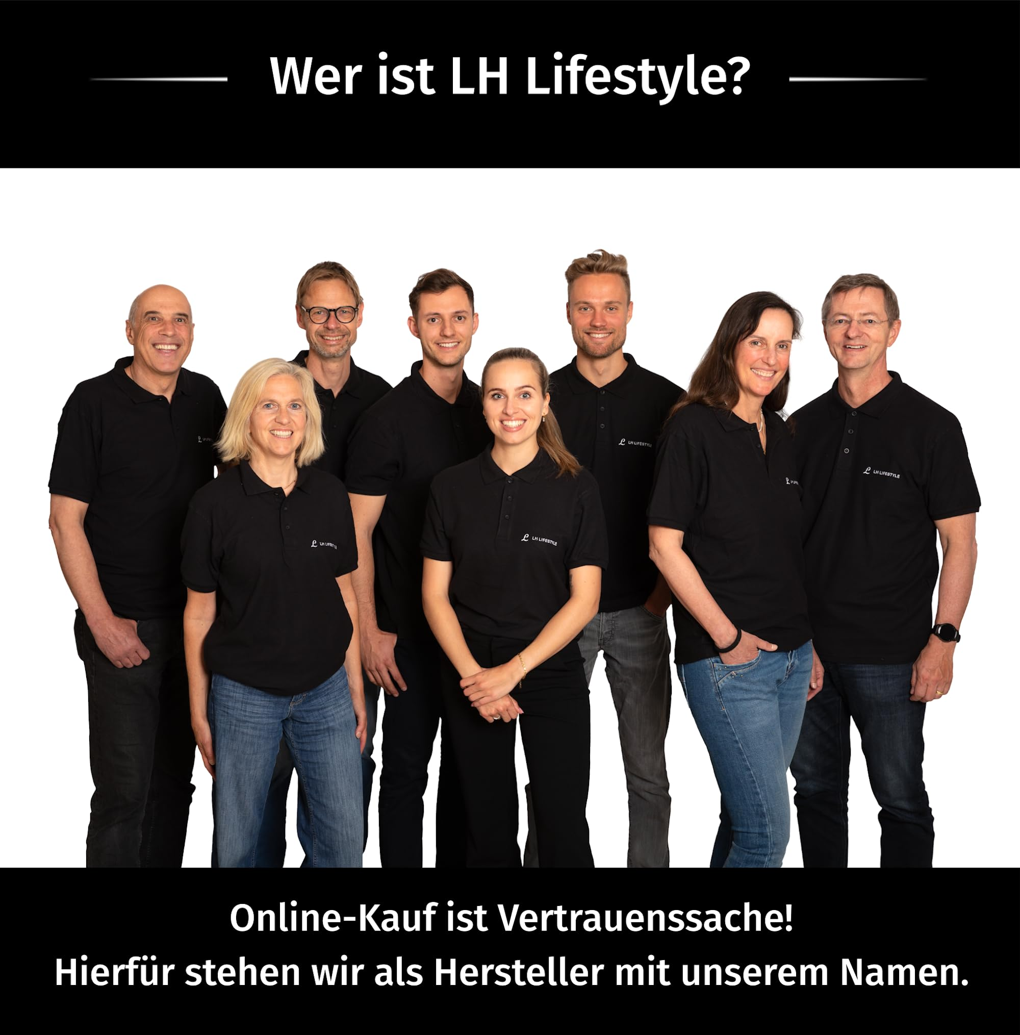 Groupe de huit employés en polo noir posant en souriant sur fond blanc.