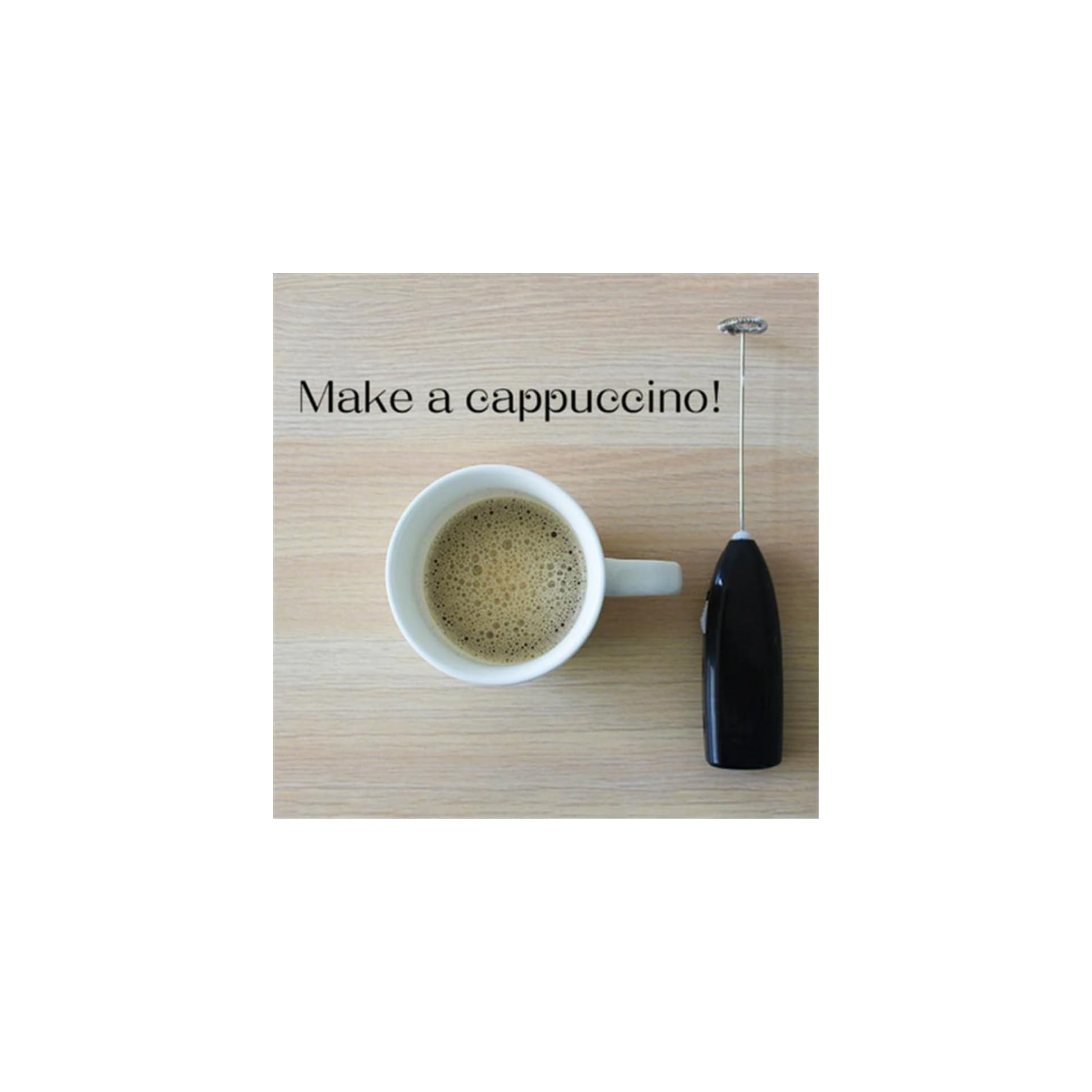 Eine Tasse schaumiger Kaffee und ein Milchaufschäumer liegen auf einem Holztisch neben dem Text Make a cappuccino!