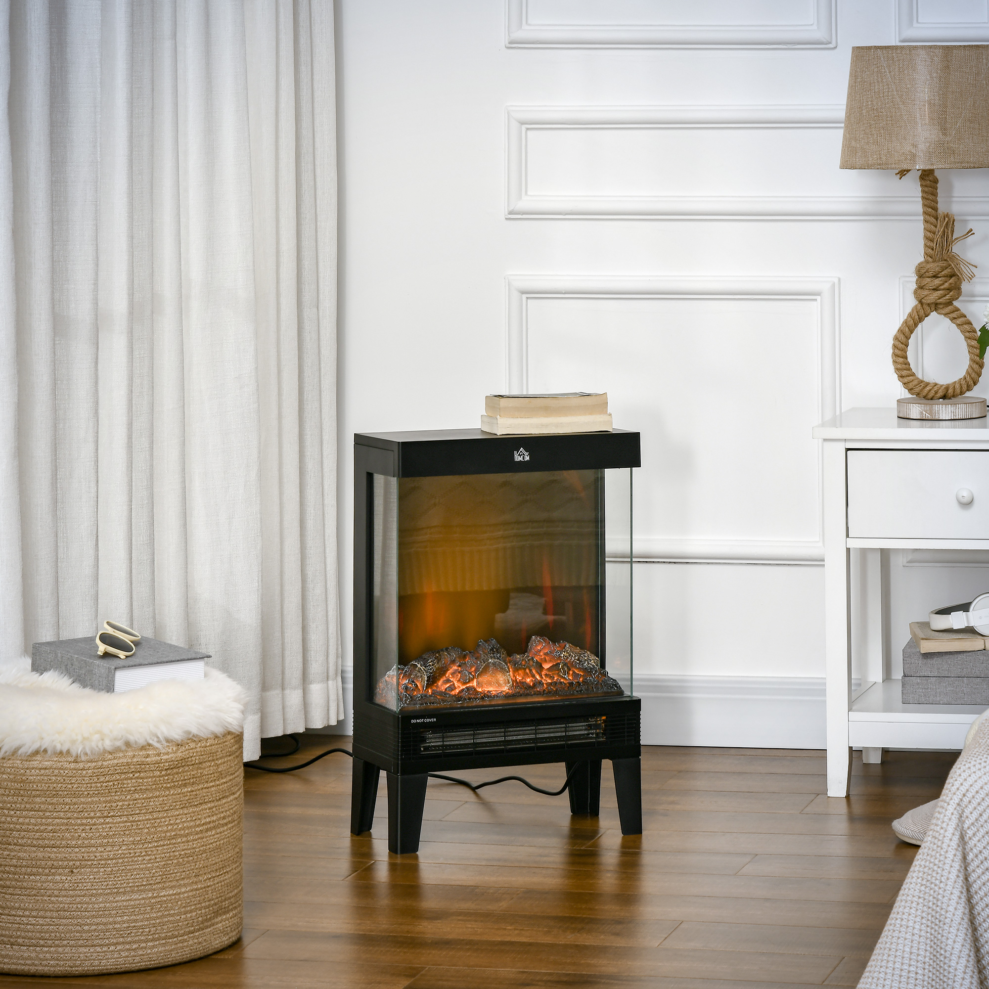 Una chimenea eléctrica se encuentra en una habitación luminosa, al lado de un taburete y una lámpara.