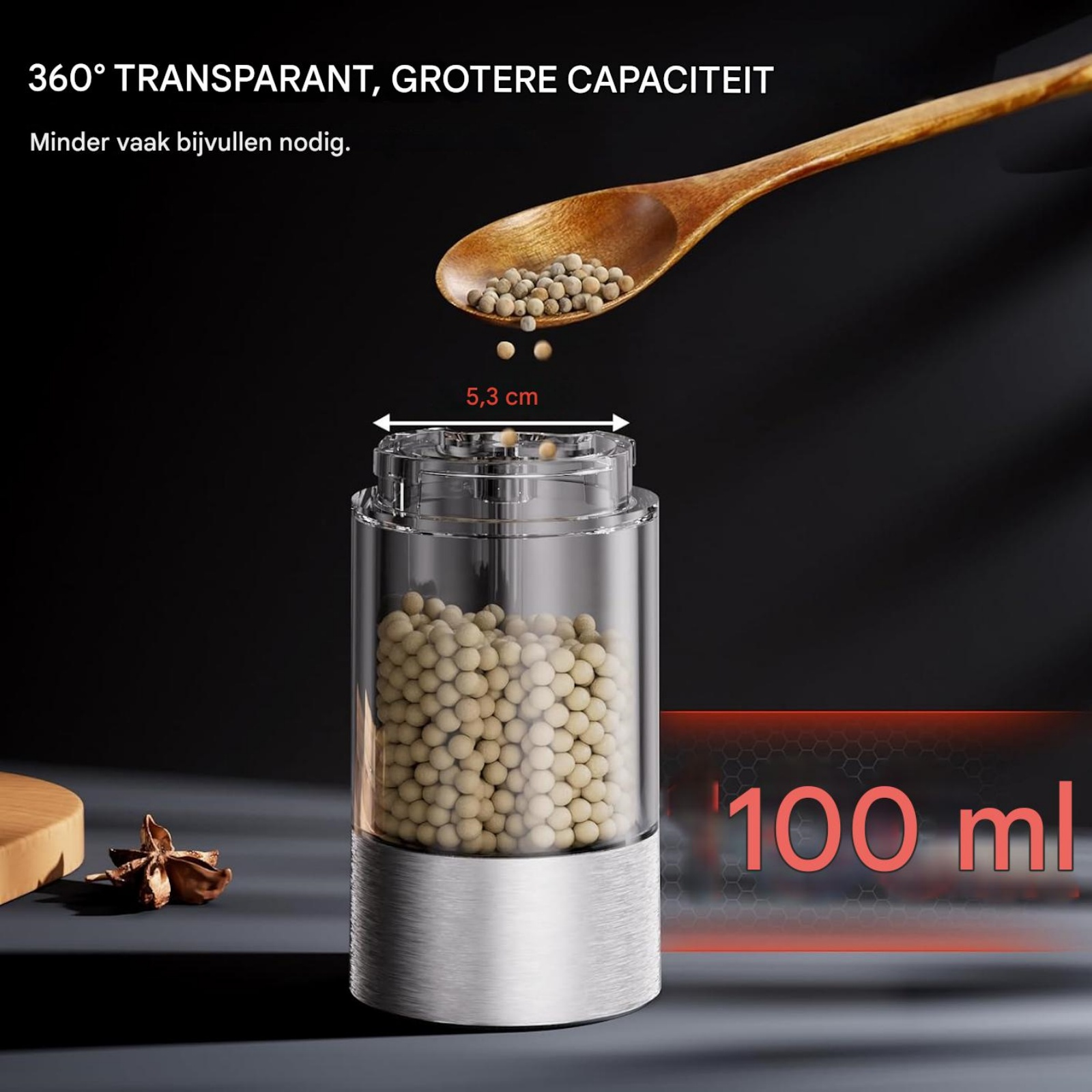 Ein hölzerner Löffel schüttet weiße Pfefferkörner in einen transparenten Gewürzbehälter mit 100 ml Fassungsvermögen.