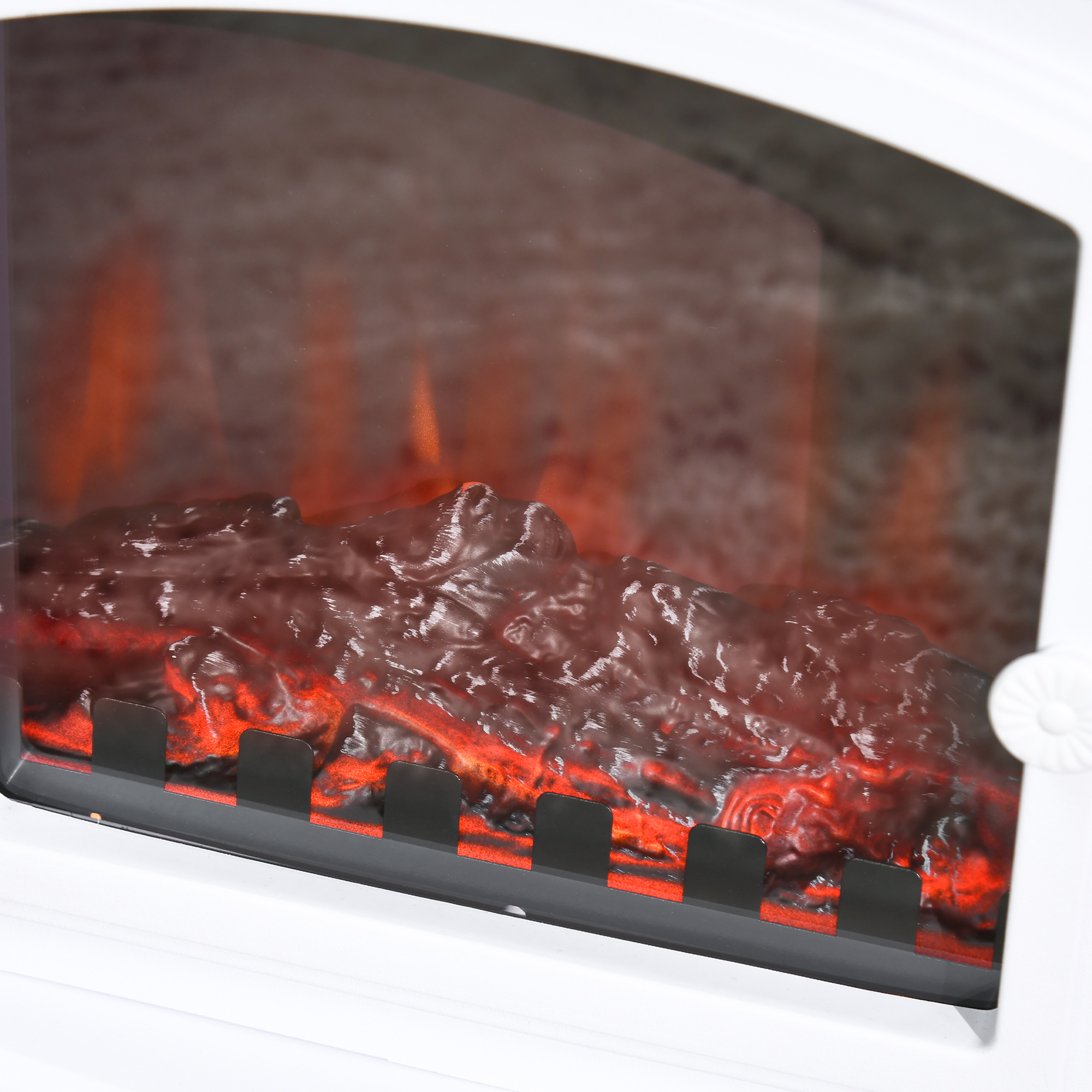 Una chimenea eléctrica muestra brasas artificiales brillantes y llamas naranjas.
