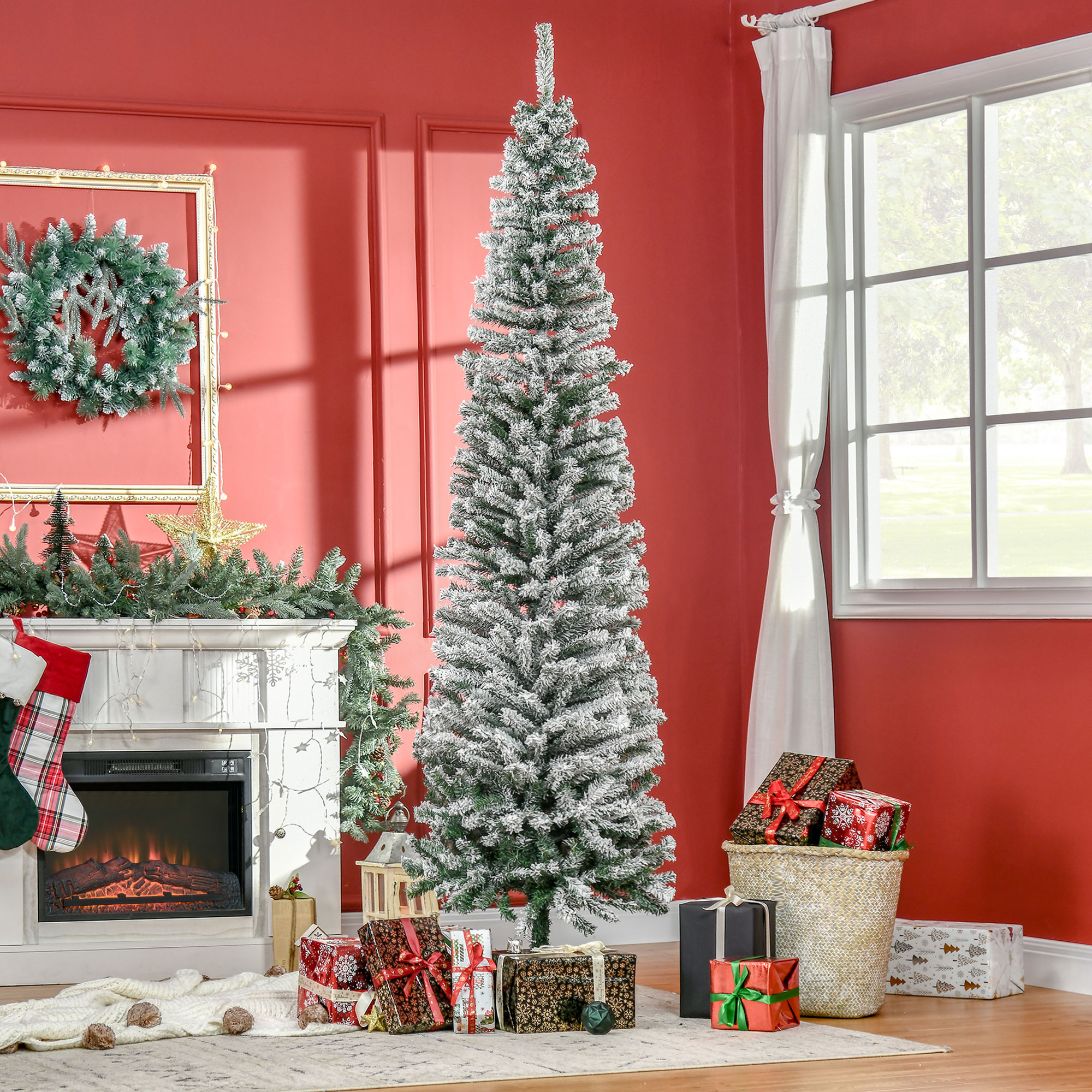 Un árbol de Navidad alto y cubierto de nieve se encuentra en una habitaci ón roja junto a una chimenea y regalos.