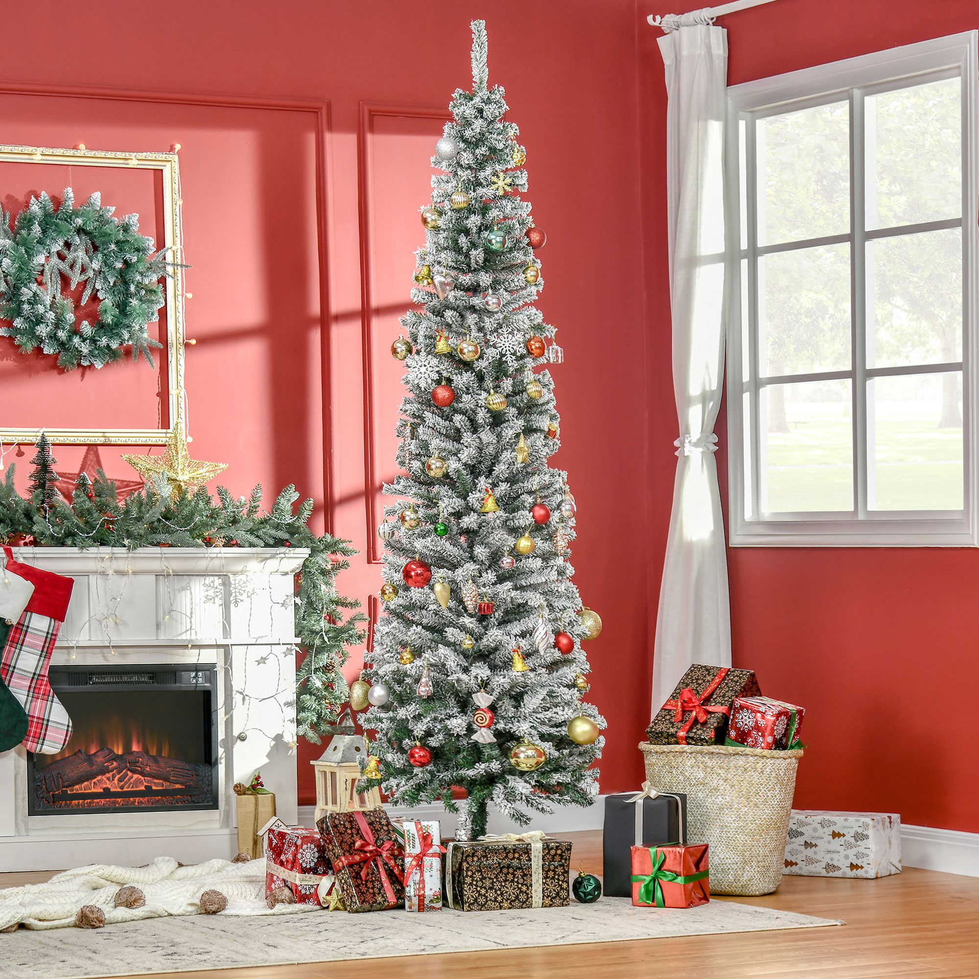 Un árbol de Navidad nevado se encuentra en una habitación roja con chimenea y regalos.