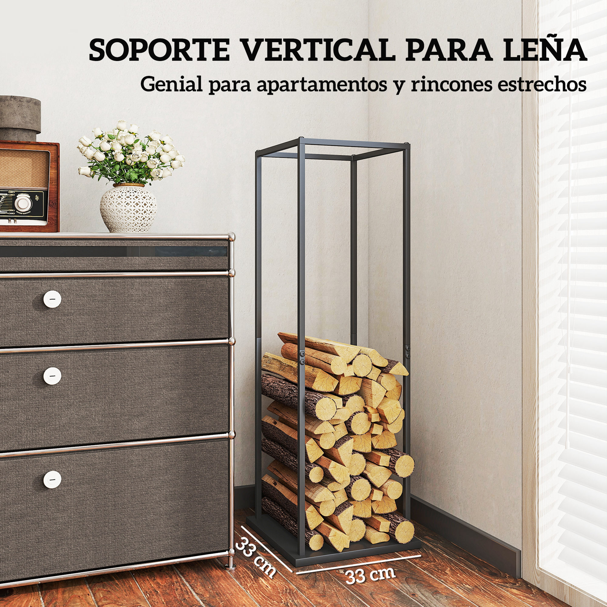 Un soporte vertical de metal negro para leña lleno de troncos, junto a una cómoda gris.
