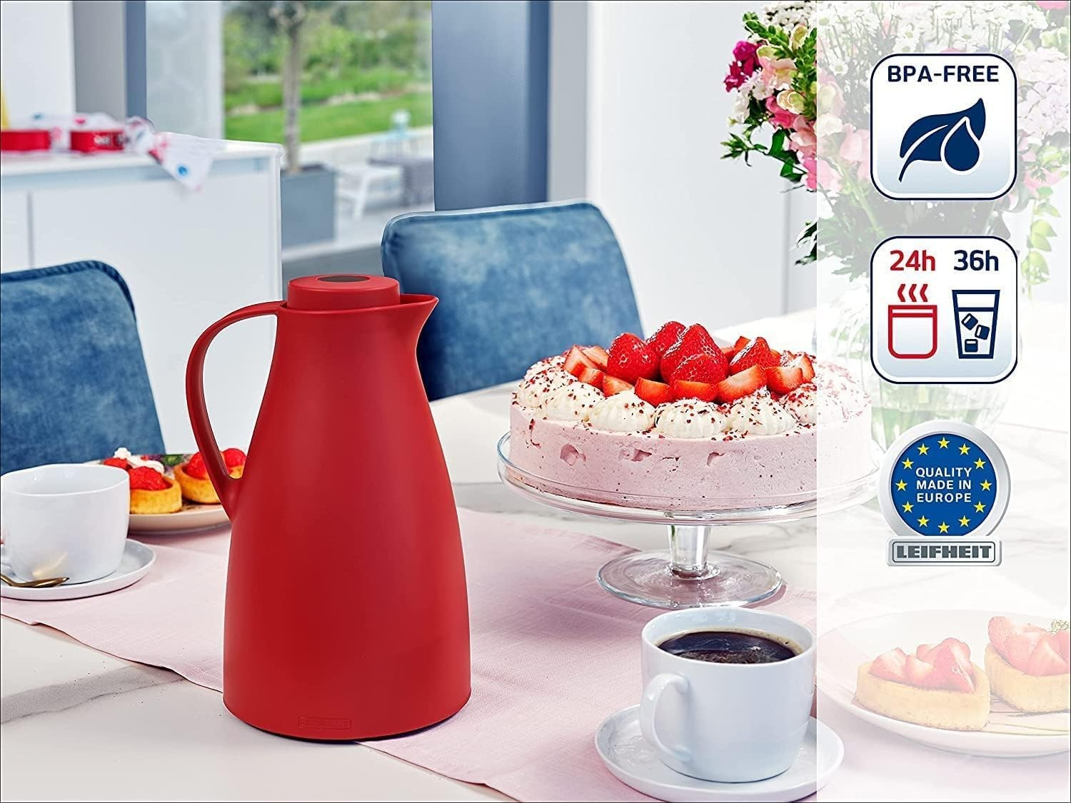 Rote Thermoskanne auf einem Tisch mit Kuchen, Kaffeetassen und Produktmerkmal-Symbolen an der Seite.