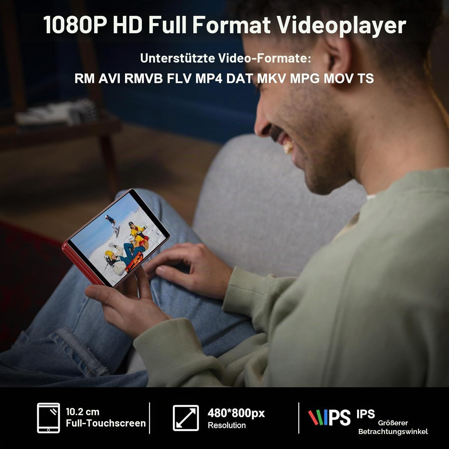 Ein Mann sitzt auf einem Sofa und schaut ein Video auf einem tragbaren Media-Player.
