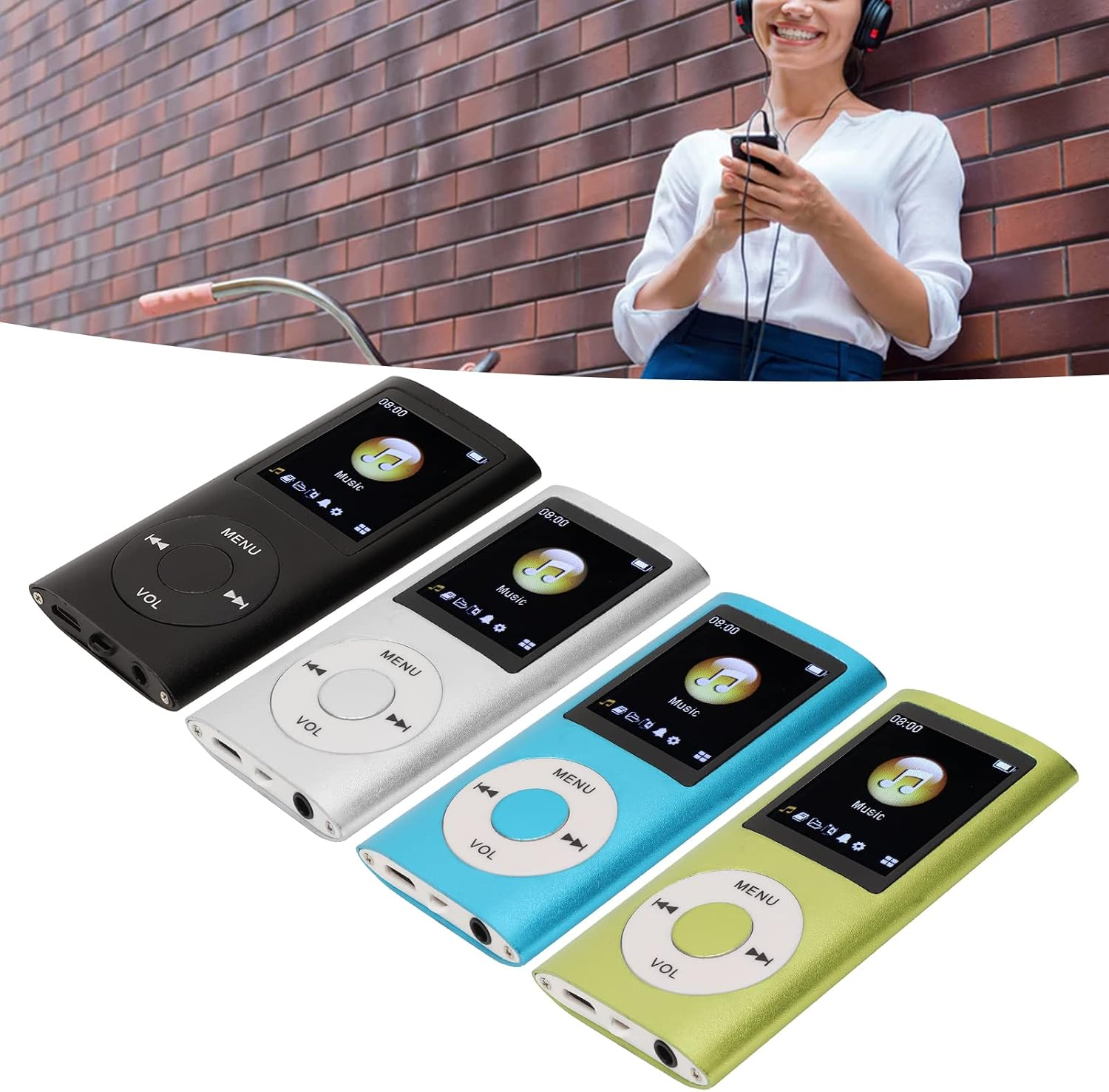 Vier bunte MP3-Player liegen diagonal vor einer Frau, die an einer Backsteinwand Musik hört.
