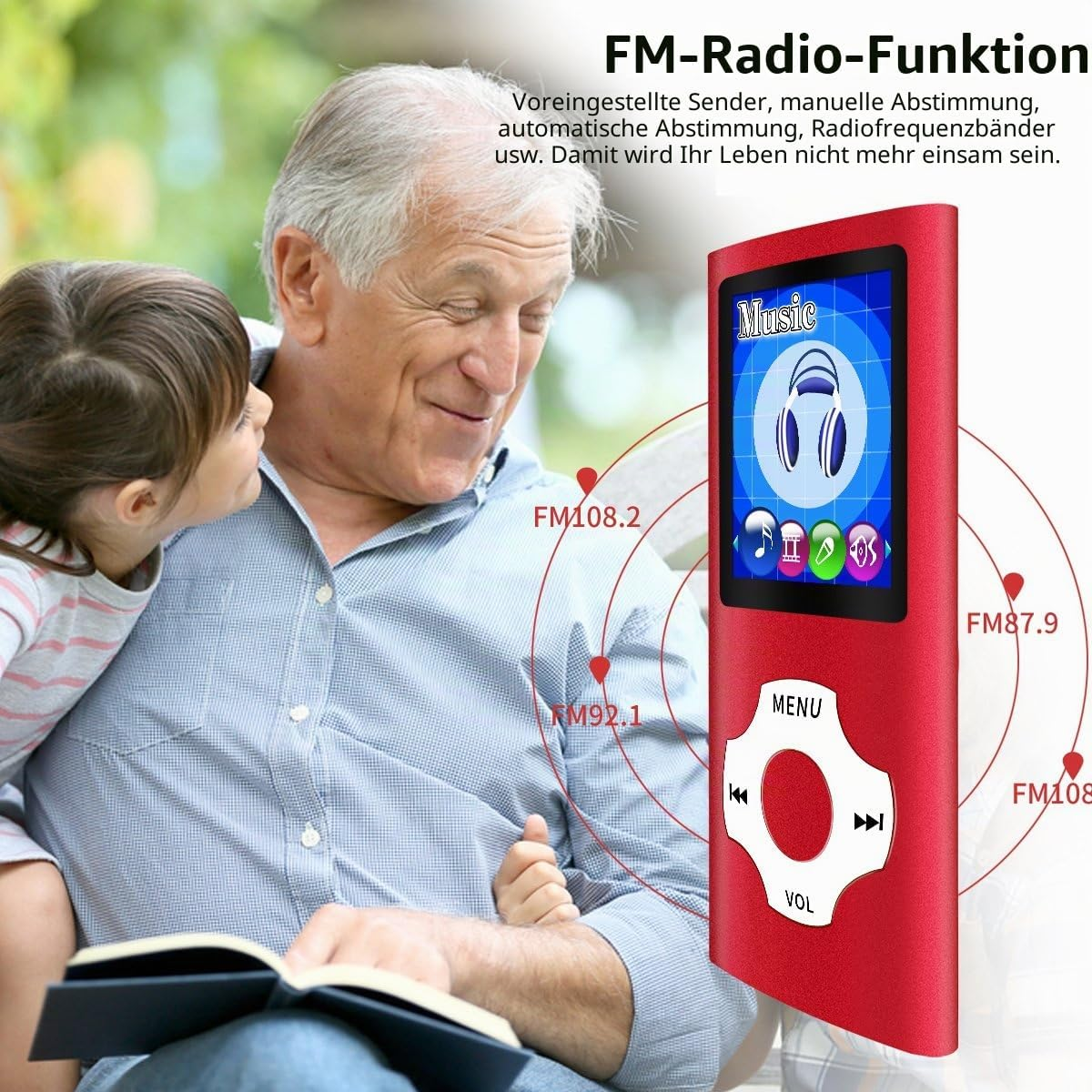 Ein älterer Mann sitzt mit seiner Enkelin im Freien und liest, daneben ein roter MP3-Player.