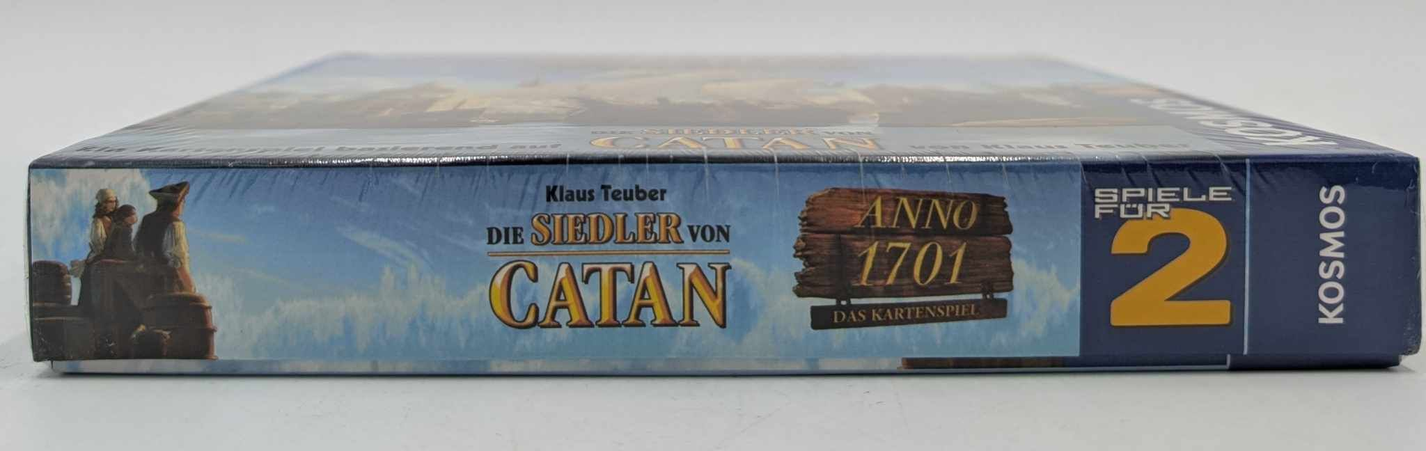 Seitenansicht einer Spielbox Die Siedler von Catan Anno 1701 mit Texten und Logos.