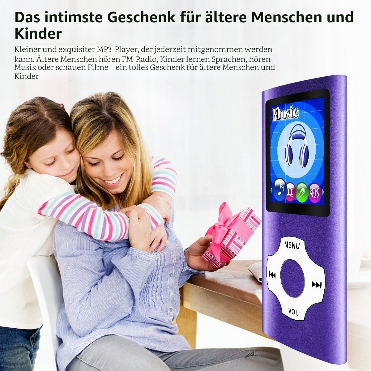 Eine Frau hält ein Geschenk, während ein Kind sie umarmt; rechts ist ein lila MP3-Player.