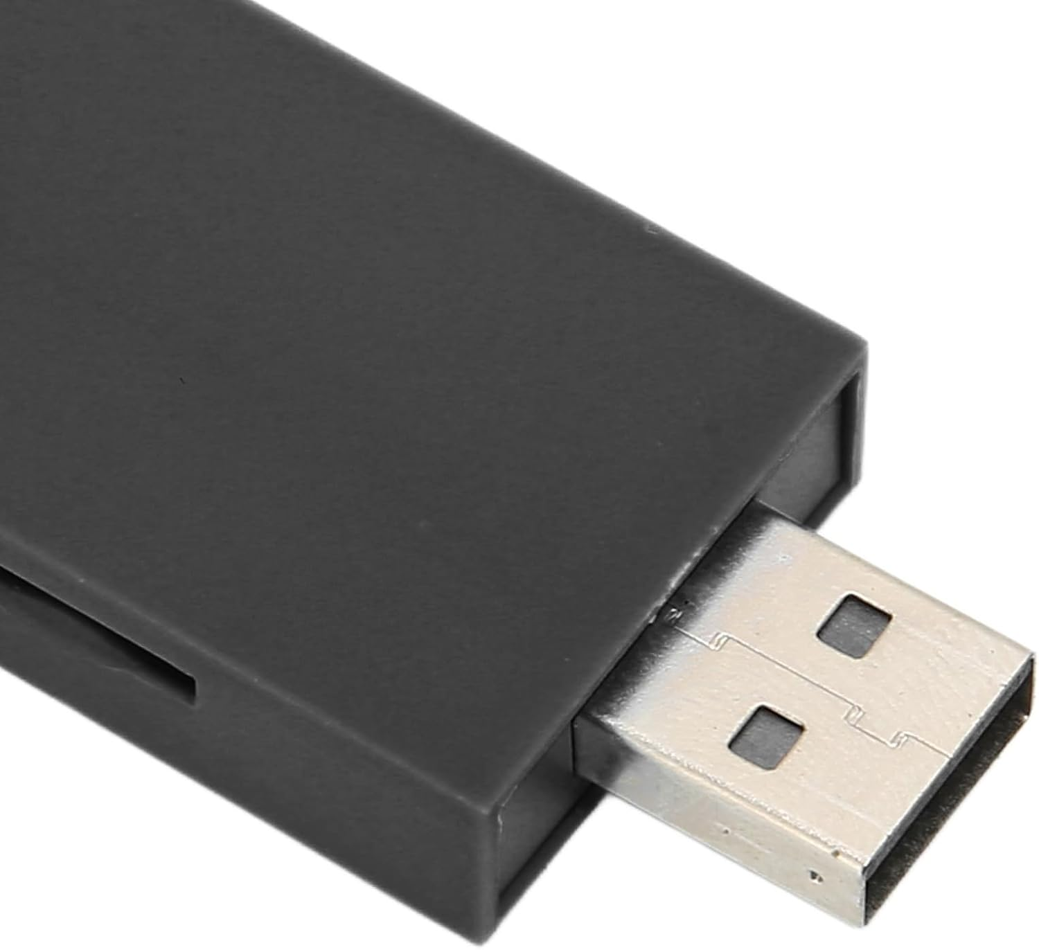 Ein schwarzer USB-Stick mit silbernem USB-Anschluss und einer schmalen Öffnung an der Seite auf weißem Hintergrund.