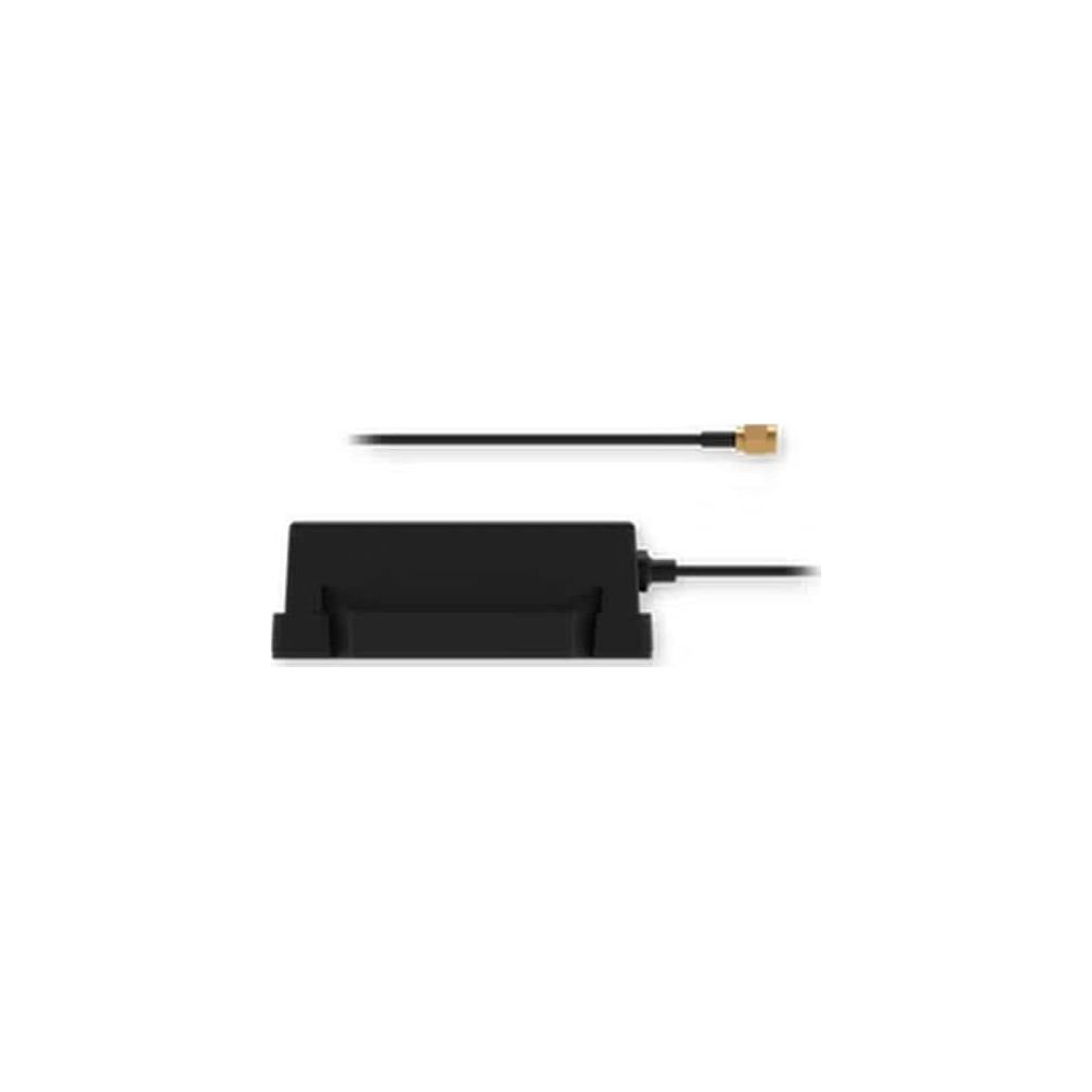 Ein schwarzes elektronisches Gerät mit angeschlossenen Kabeln und einem goldenen Stecker auf weißem Hintergrund.