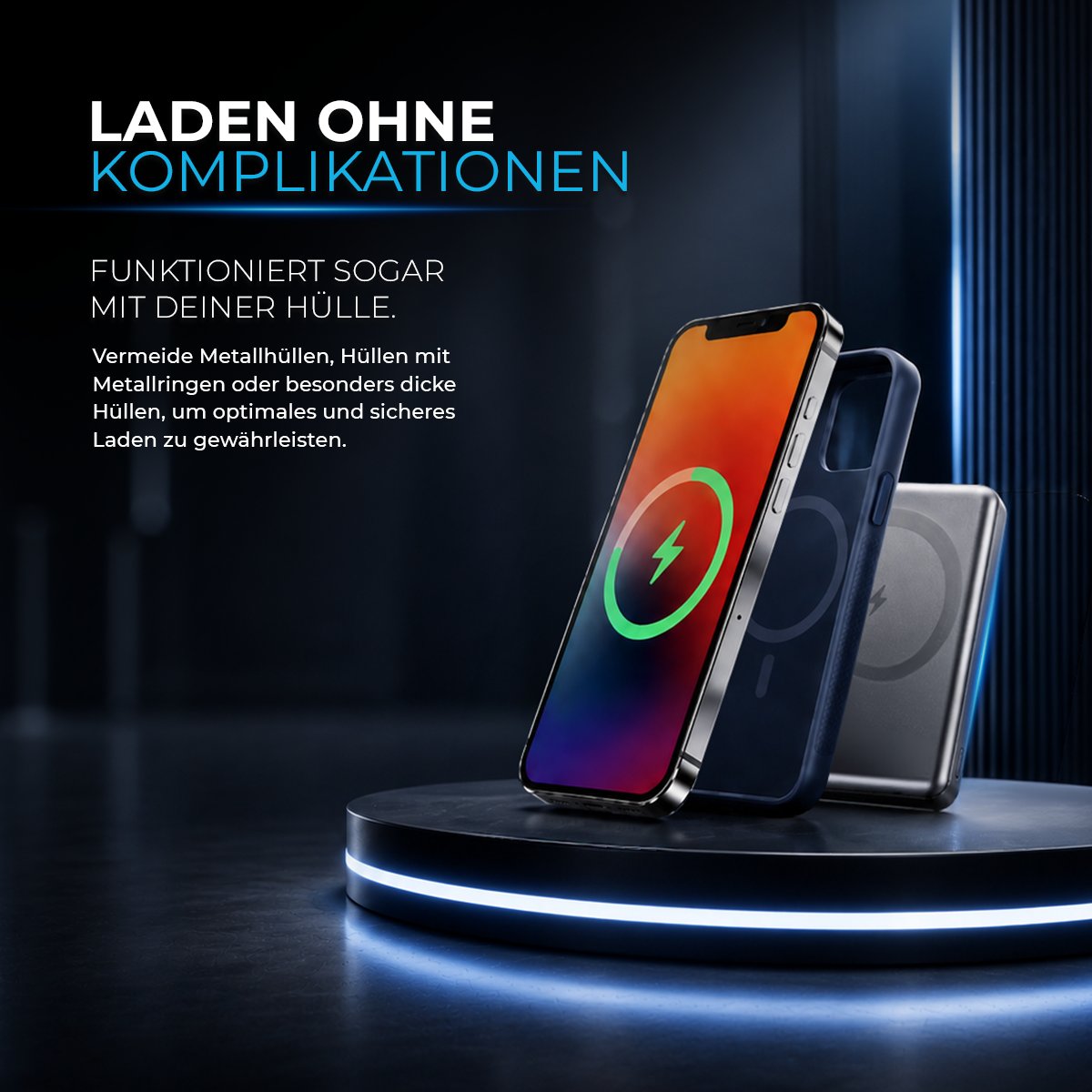 Smartphone, Handyhülle und Powerbank auf beleuchtetem Sockel mit deutschem Text.