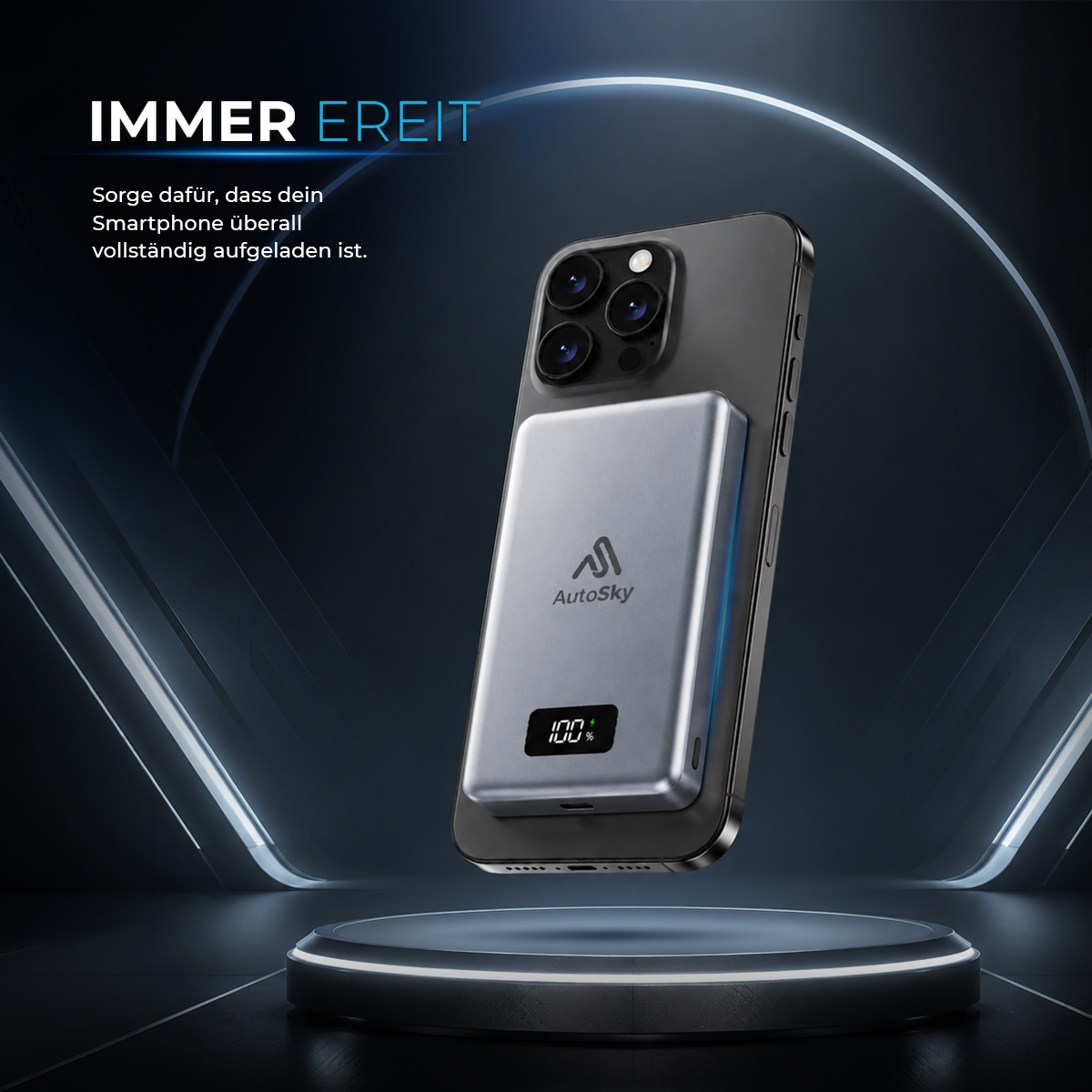 Eine Powerbank mit AutoSky-Logo und 100%-Anzeige ist magnetisch an der Rückseite eines schwarzen Smartphones befestigt.