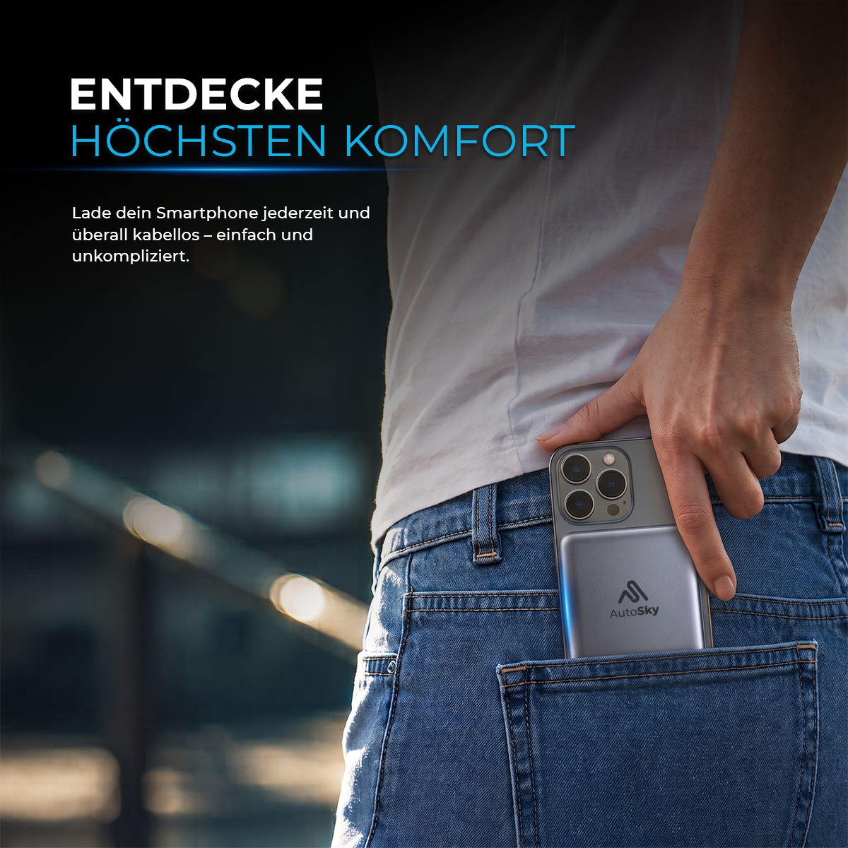 Eine Person steckt ein Smartphone mit Powerbank in die Gesäßtasche einer Jeans.