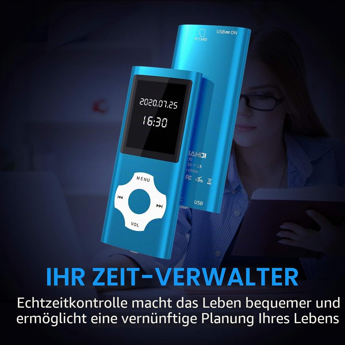 Zwei blaue MP3-Player mit Display vor einer Frau im Hintergrund und deutschem Werbetext.