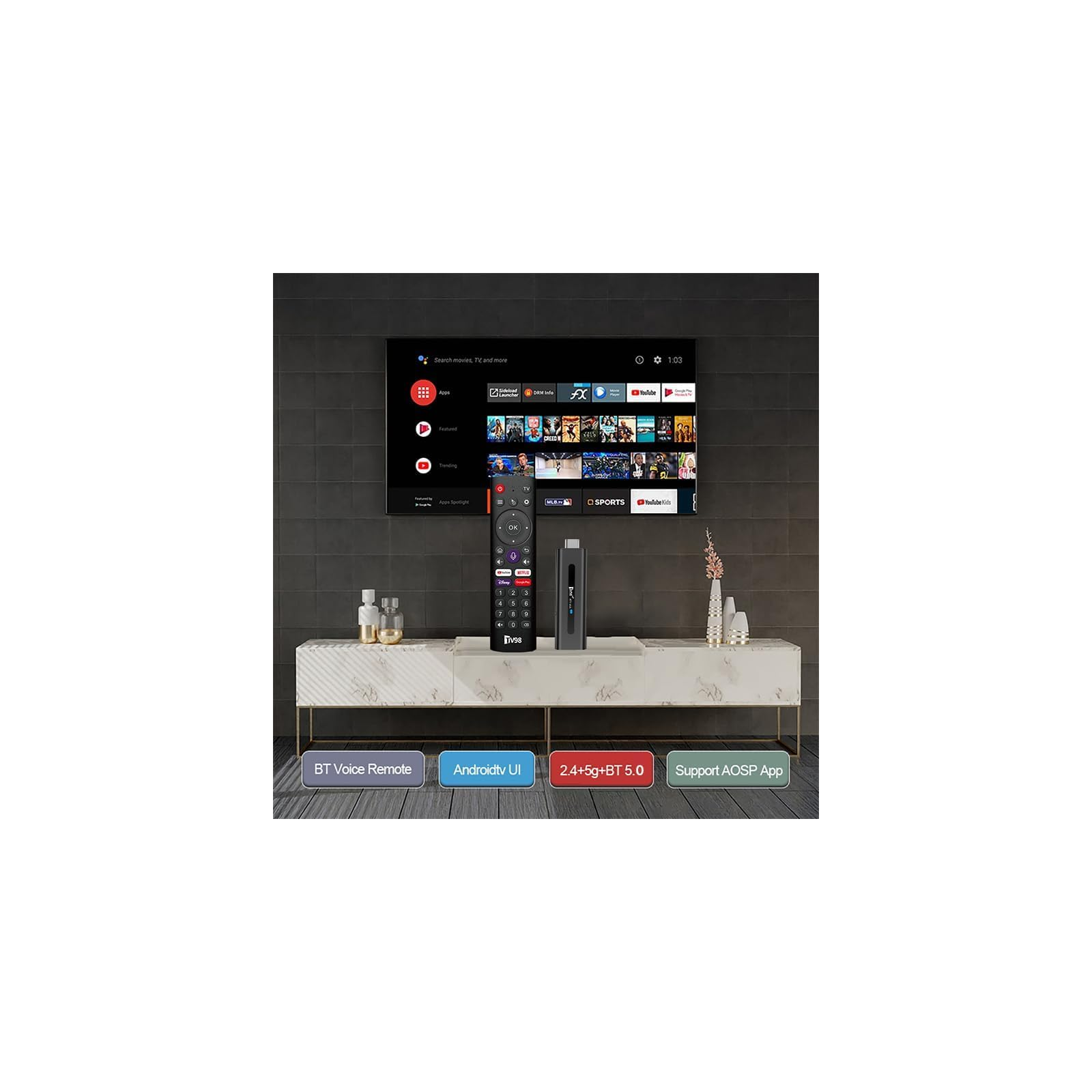 Ein TV-Bildschirm zeigt eine Android-Benutzeroberfläche, davor stehen eine Fernbedienung und ein Streaming-Stick.