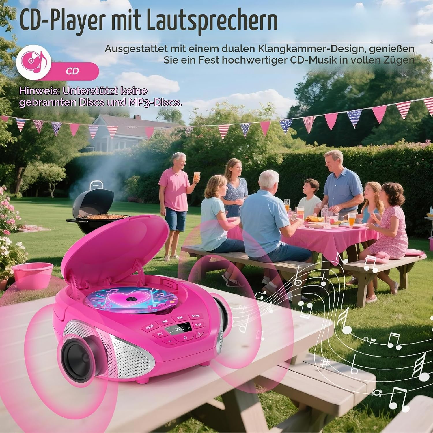 Ein pinker CD-Player auf einem Holztisch im Garten, während eine Familie im Hintergrund feiert.